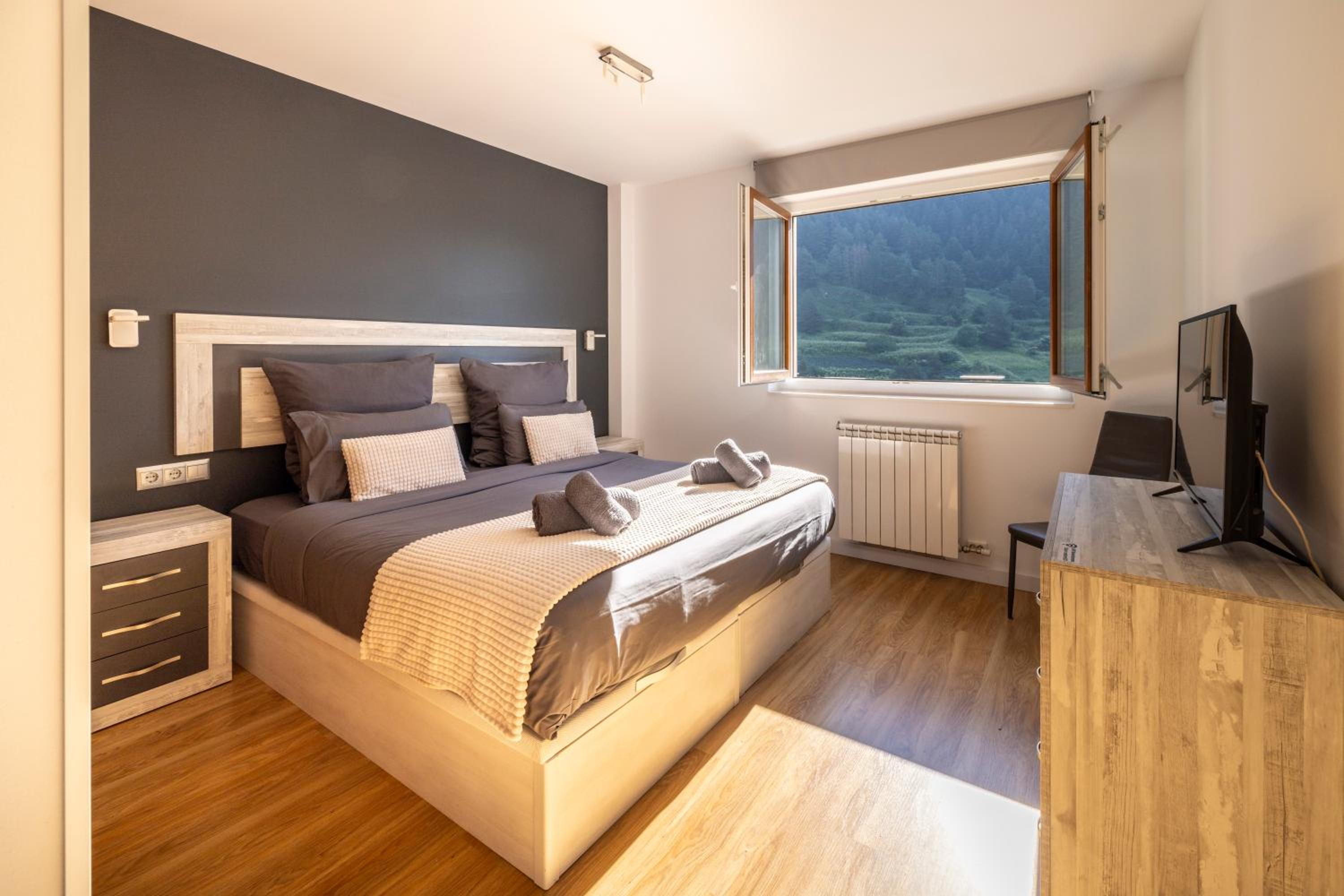 Terraza con Increibles Vistas Para 6 adultos y 2 extra niño - 3 habitaciones - 2 baños - ARINSAL - FREE PARKING l by BonesVacances