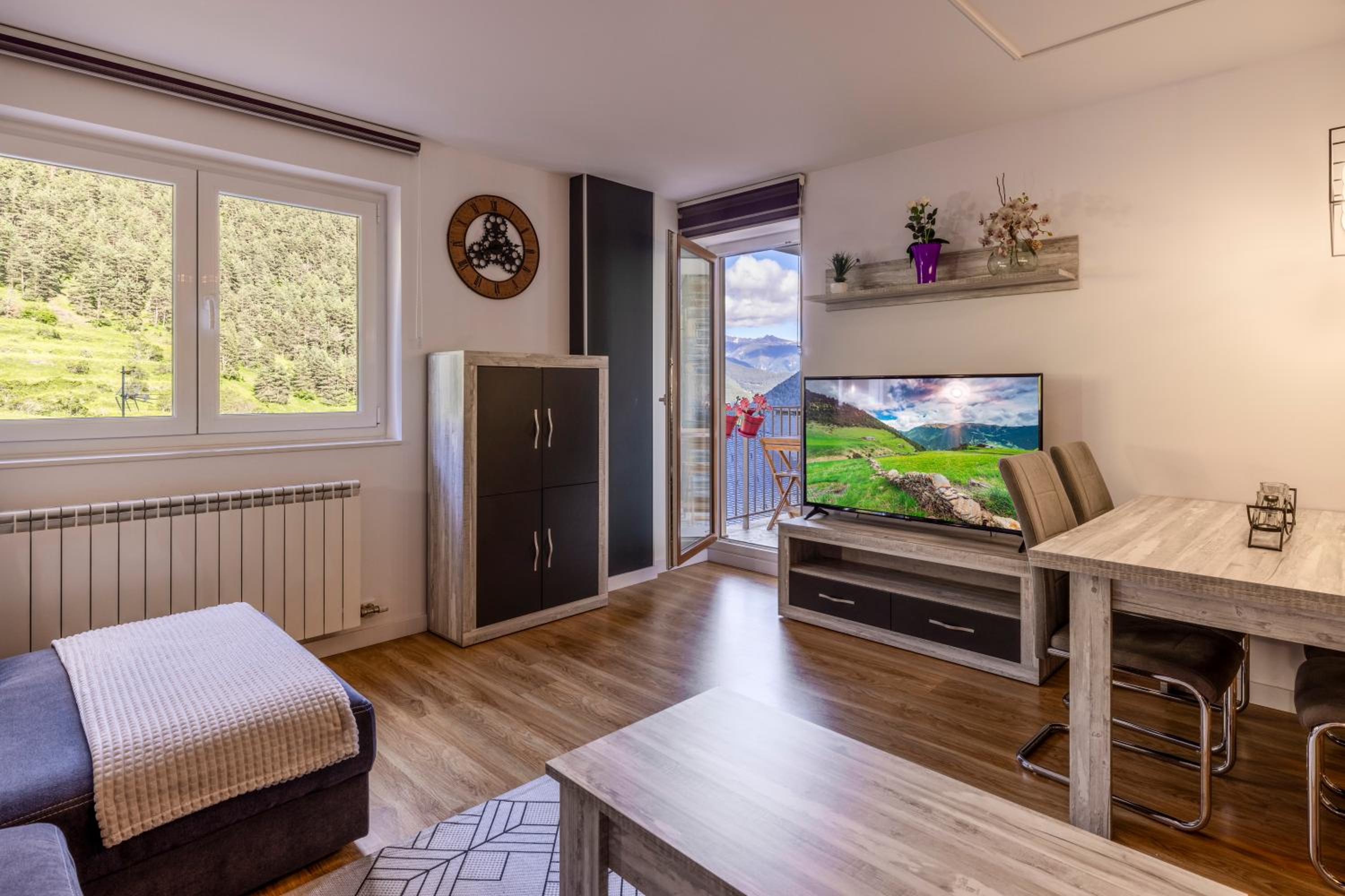 Terraza con Increibles Vistas Para 6 adultos y 2 extra niño - 3 habitaciones - 2 baños - ARINSAL - FREE PARKING l by BonesVacances