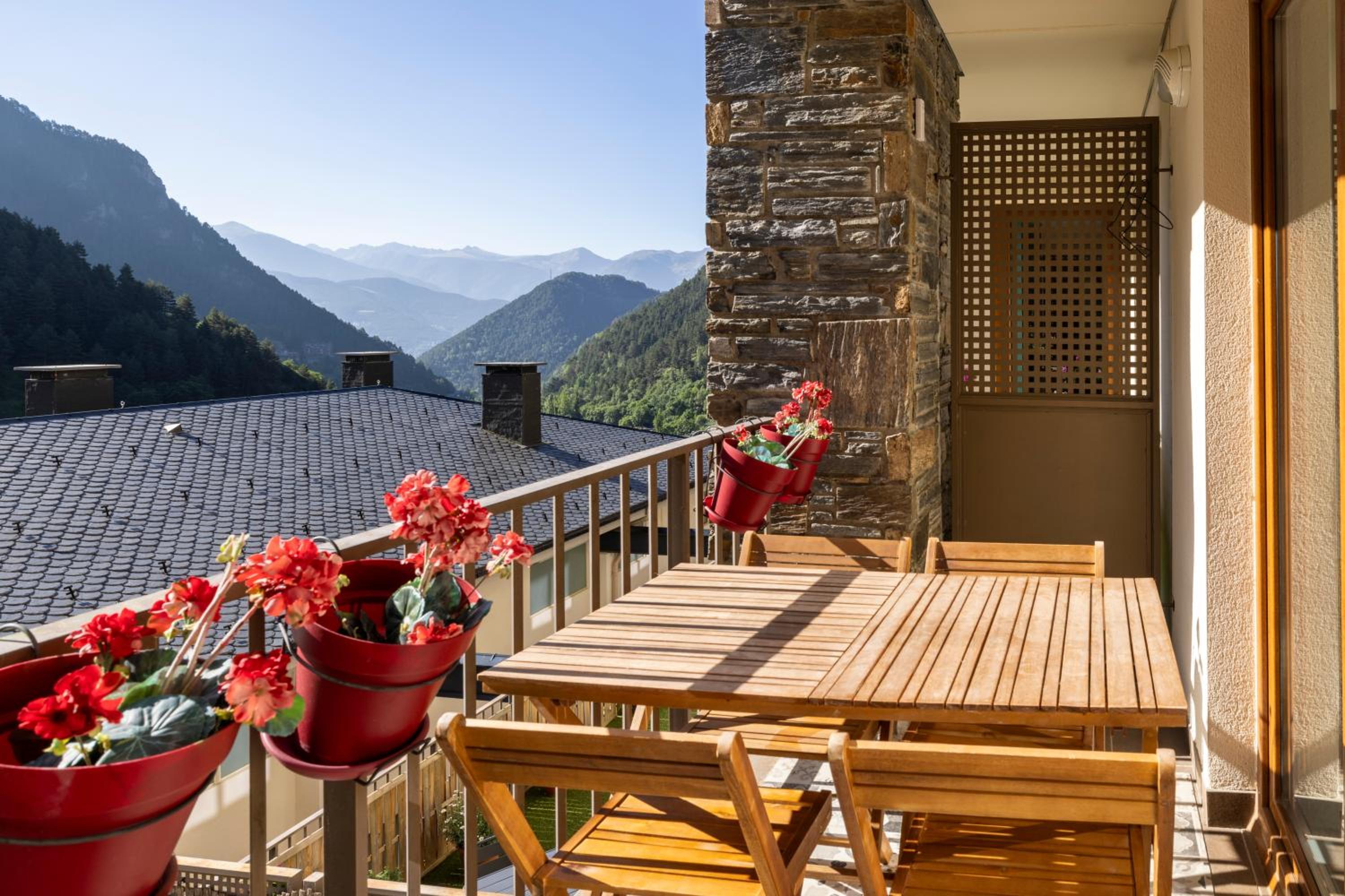 Terraza con Increibles Vistas Para 6 adultos y 2 extra niño - 3 habitaciones - 2 baños - ARINSAL - FREE PARKING l by BonesVacances