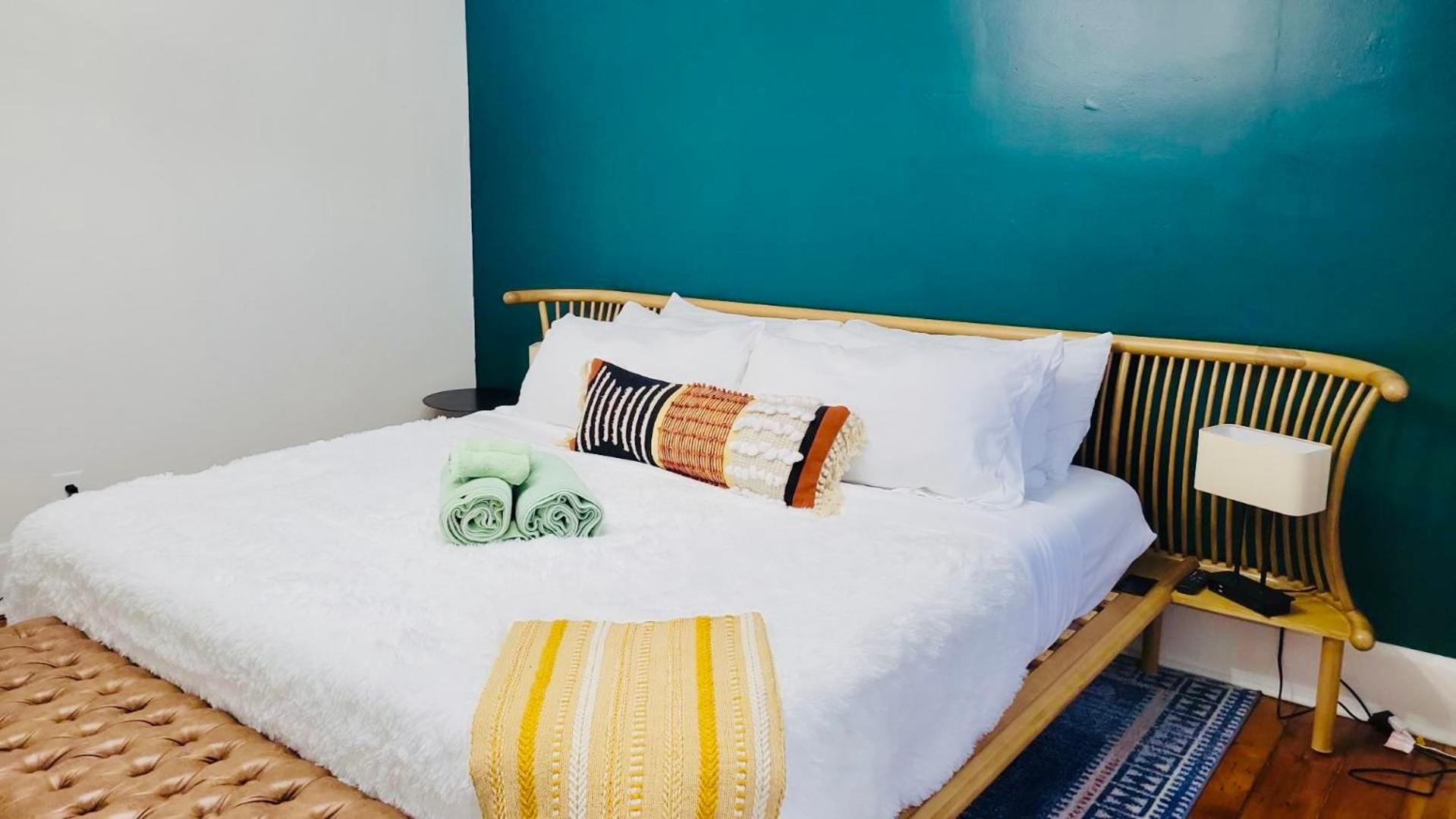 Downtown Columbus & Short North 4BR Home - Sleeps up to 18 Guests - By Convention Center & Nationwide Arena - Free Parking - Over 5,800 Five Star Stays - C