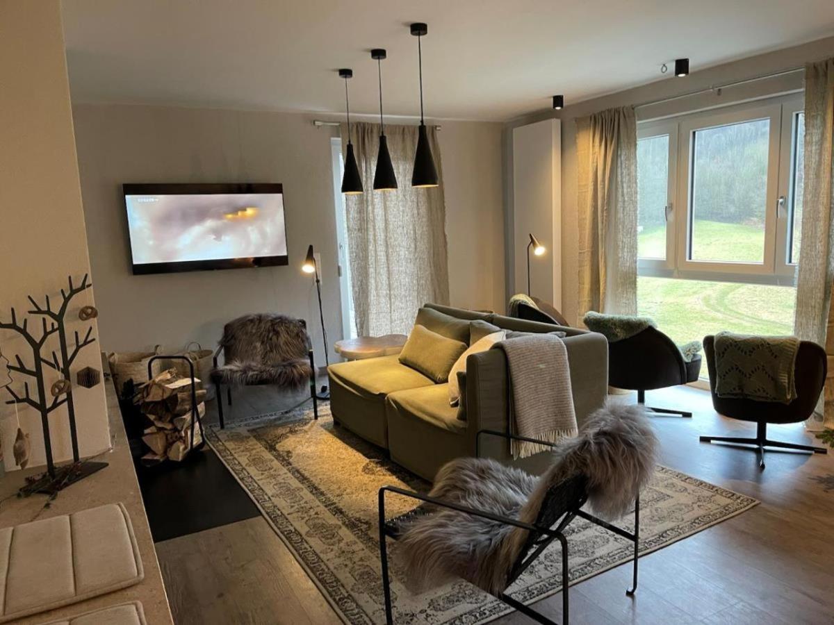 Freistehendes Ferienhaus mit Kamin, Sauna, atemberaubenden Blick ins Tal, mehrere Terrassen, 1500qm Grundstück 1,6m hoch eingezäunt
