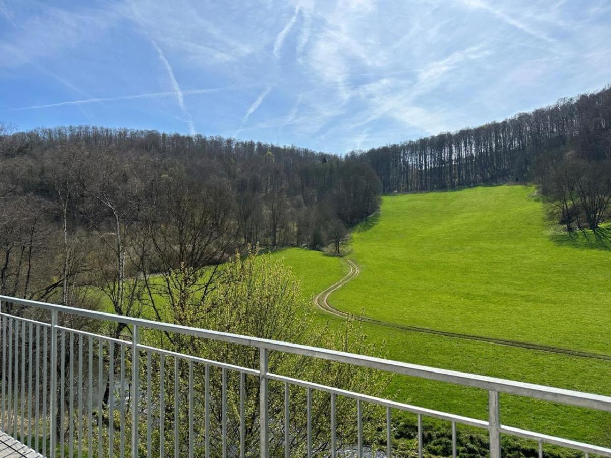 Freistehendes Ferienhaus mit Kamin, Sauna, atemberaubenden Blick ins Tal, mehrere Terrassen, 1500qm Grundstück 1,6m hoch eingezäunt