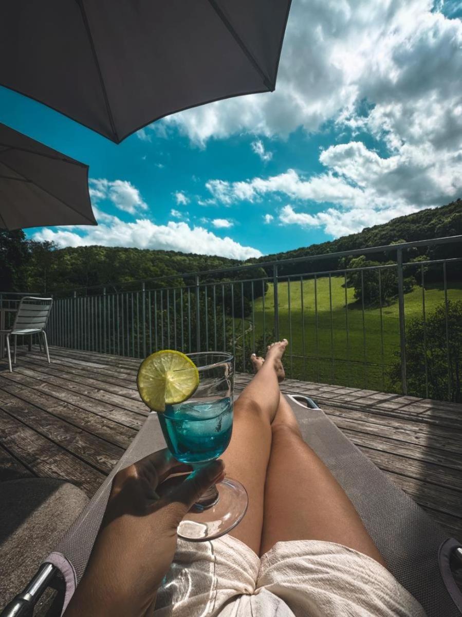 Freistehendes Ferienhaus mit Kamin, Sauna, atemberaubenden Blick ins Tal, mehrere Terrassen, 1500qm Grundstück 1,6m hoch eingezäunt