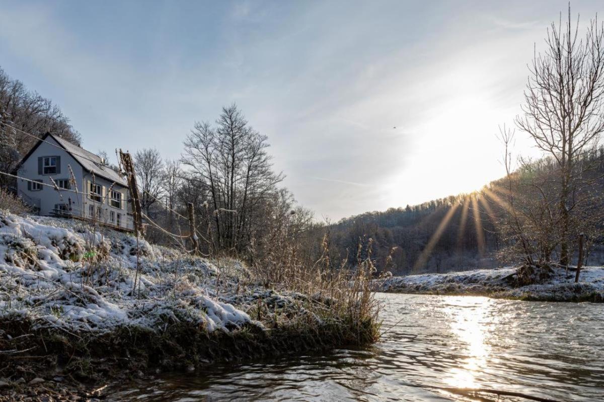 Freistehendes Ferienhaus mit Kamin, Sauna, atemberaubenden Blick ins Tal, mehrere Terrassen, 1500qm Grundstück 1,6m hoch eingezäunt