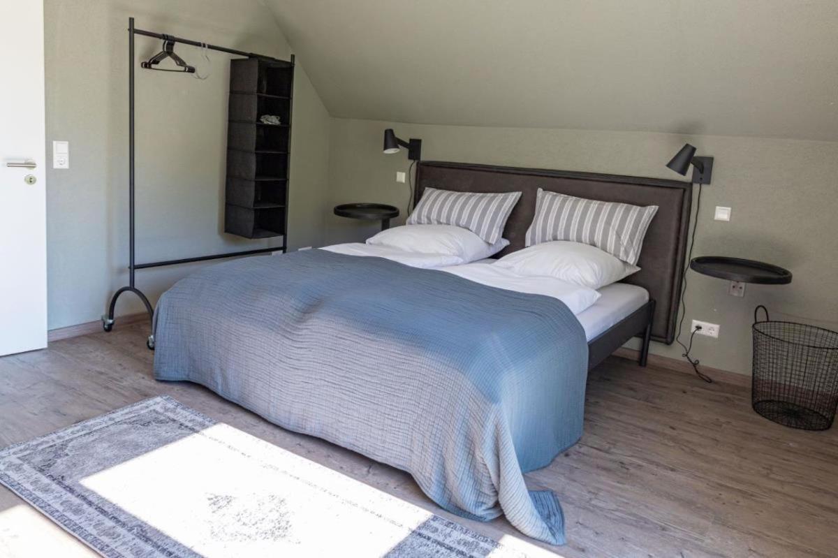 Freistehendes Ferienhaus mit Kamin, Sauna, atemberaubenden Blick ins Tal, mehrere Terrassen, 1500qm Grundstück 1,6m hoch eingezäunt