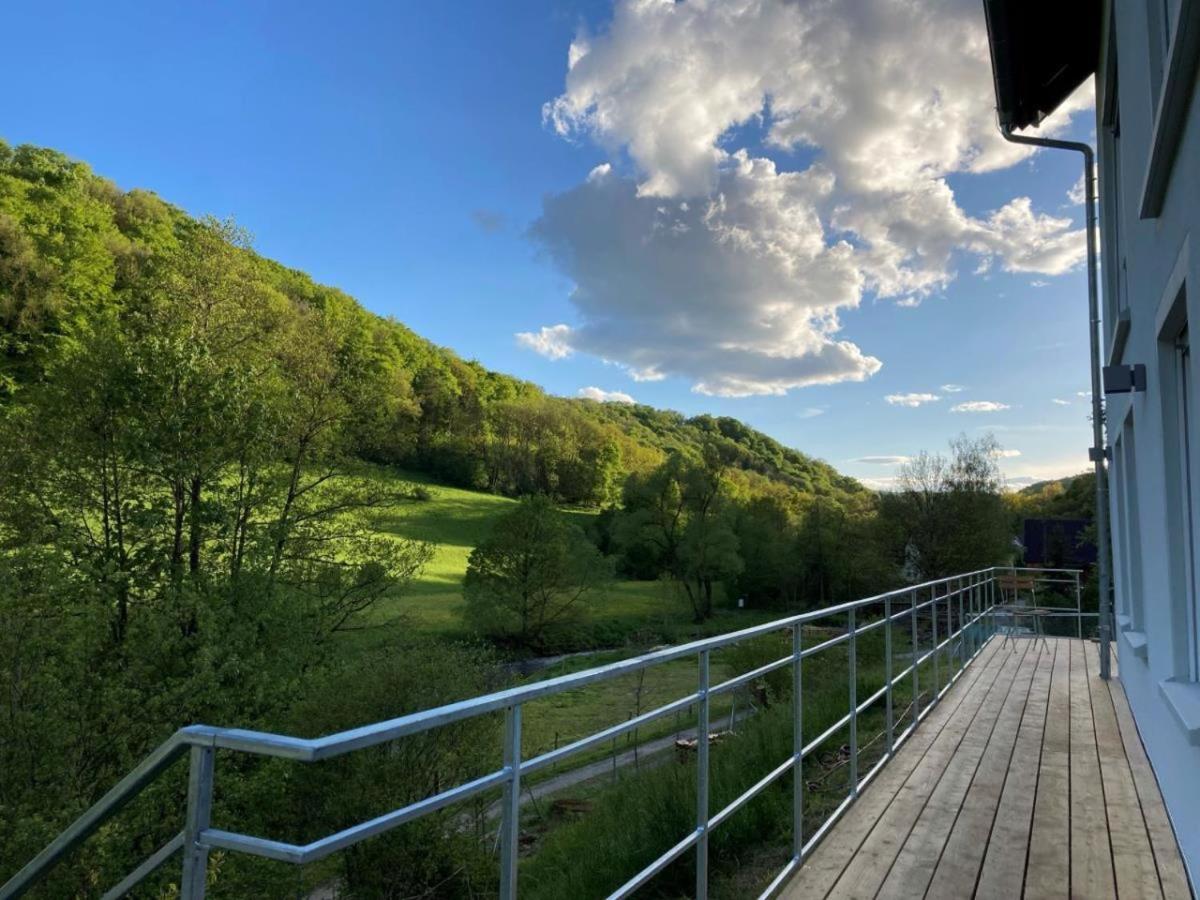 Freistehendes Ferienhaus mit Kamin, Sauna, atemberaubenden Blick ins Tal, mehrere Terrassen, 1500qm Grundstück 1,6m hoch eingezäunt