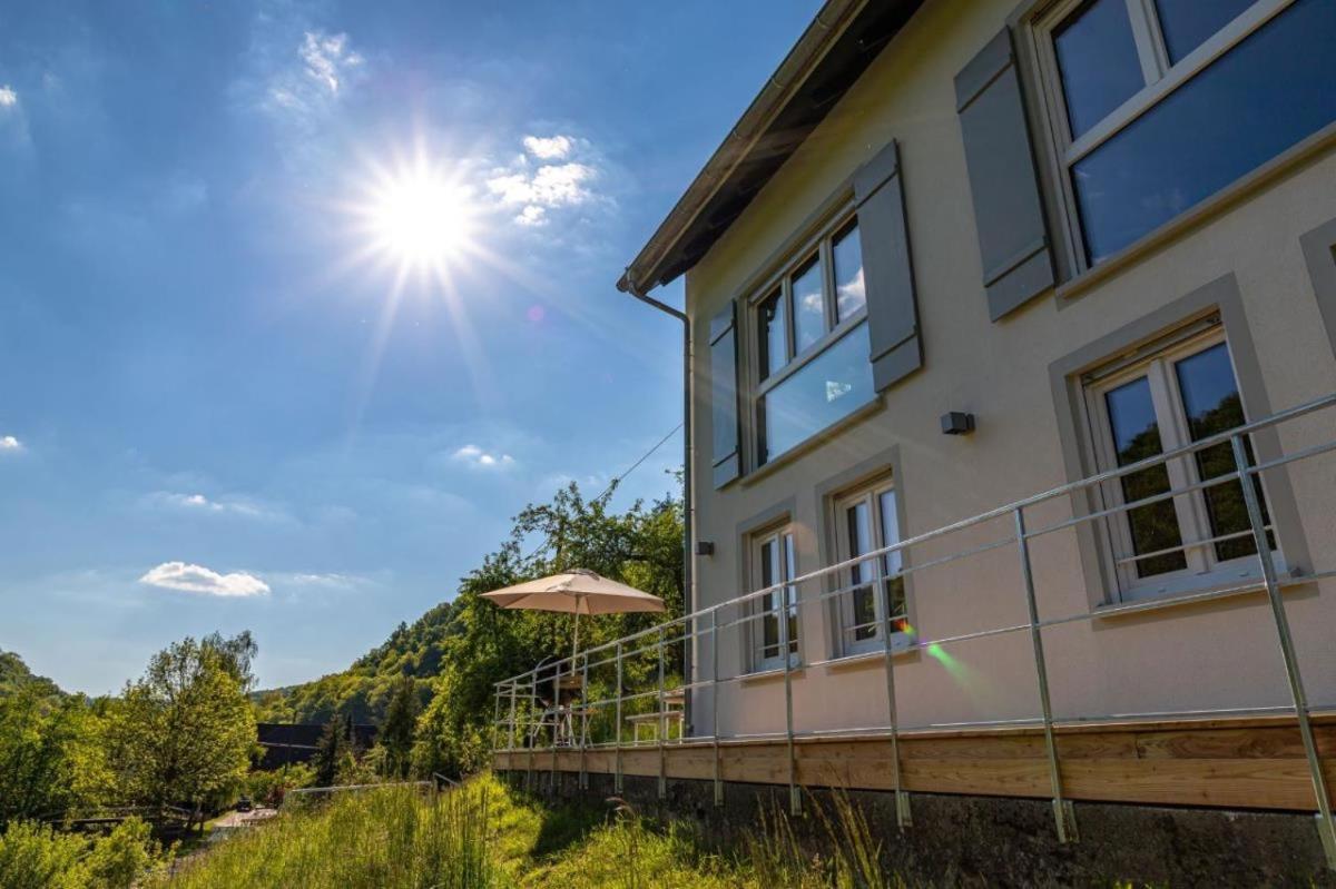 Freistehendes Ferienhaus mit Kamin, Sauna, atemberaubenden Blick ins Tal, mehrere Terrassen, 1500qm Grundstück 1,6m hoch eingezäunt