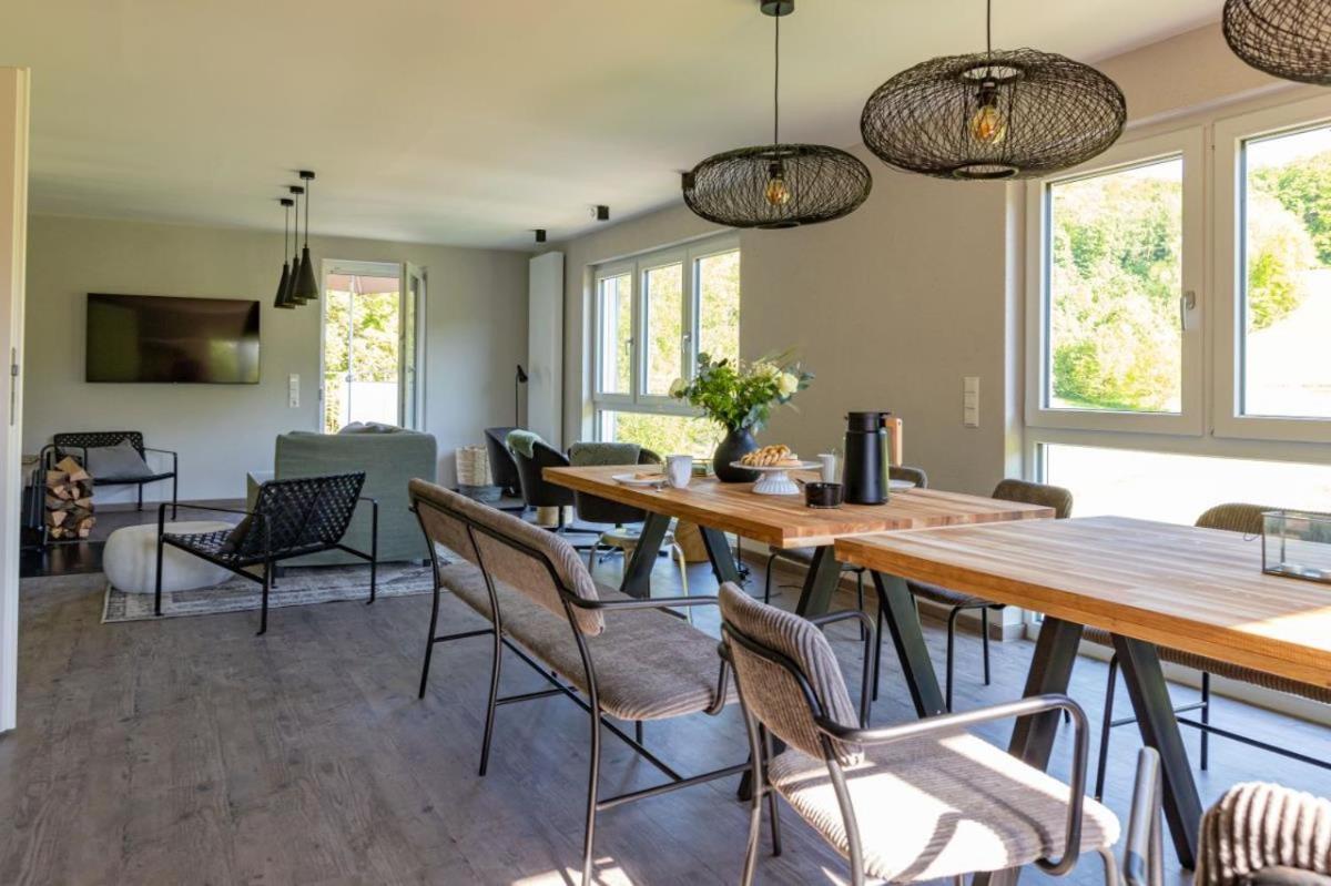 Freistehendes Ferienhaus mit Kamin, Sauna, atemberaubenden Blick ins Tal, mehrere Terrassen, 1500qm Grundstück 1,6m hoch eingezäunt