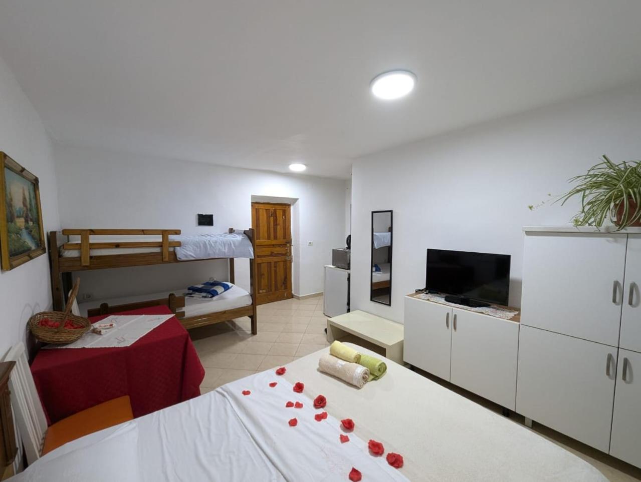 Zhizelle Xhamllik'Apartment