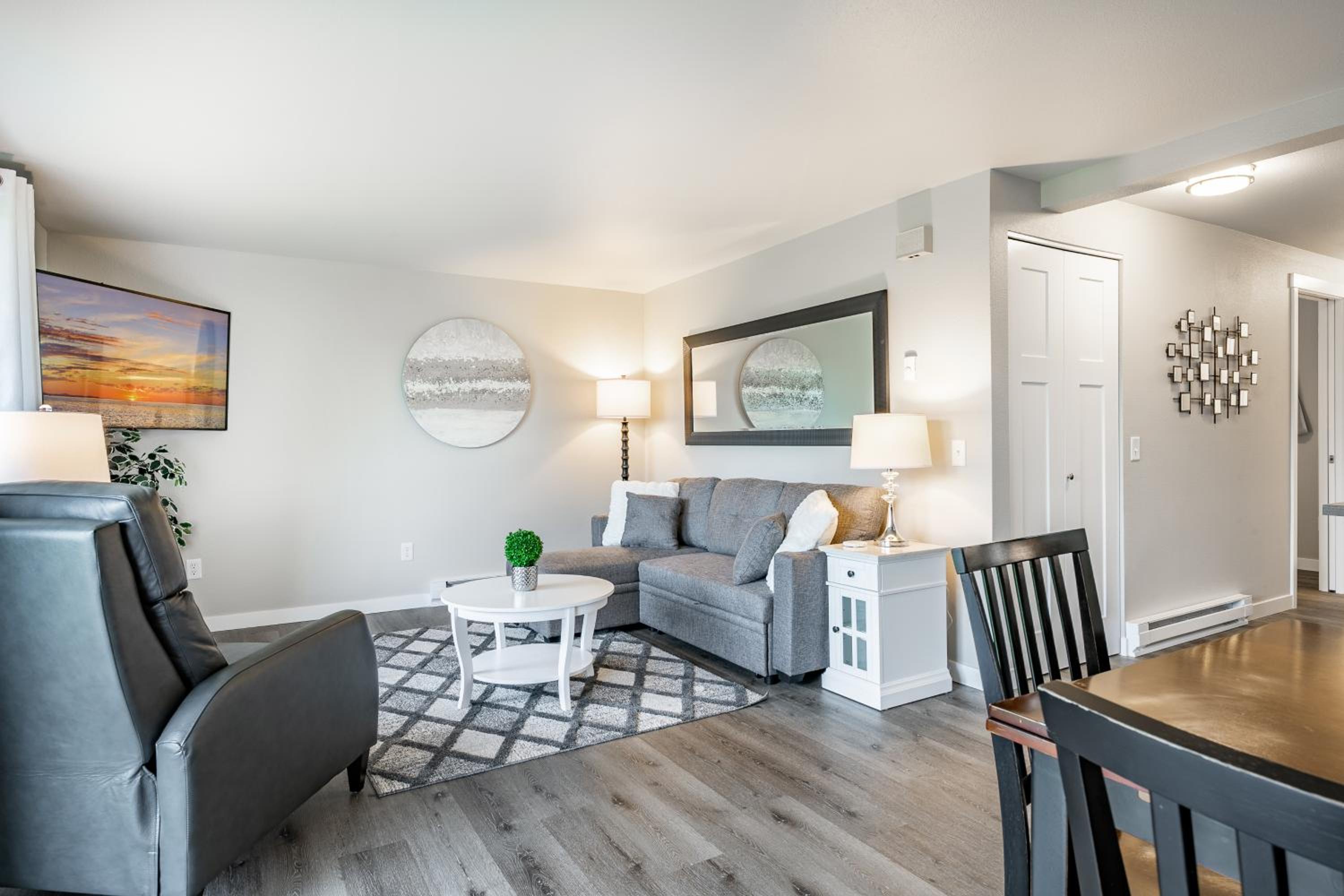 Modern Condo with Family-Friendly Hot Tub 102