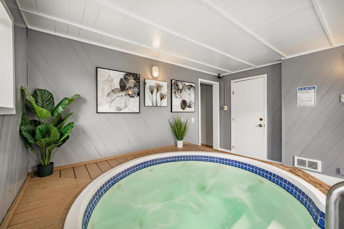 Modern Condo with Family-Friendly Hot Tub 102