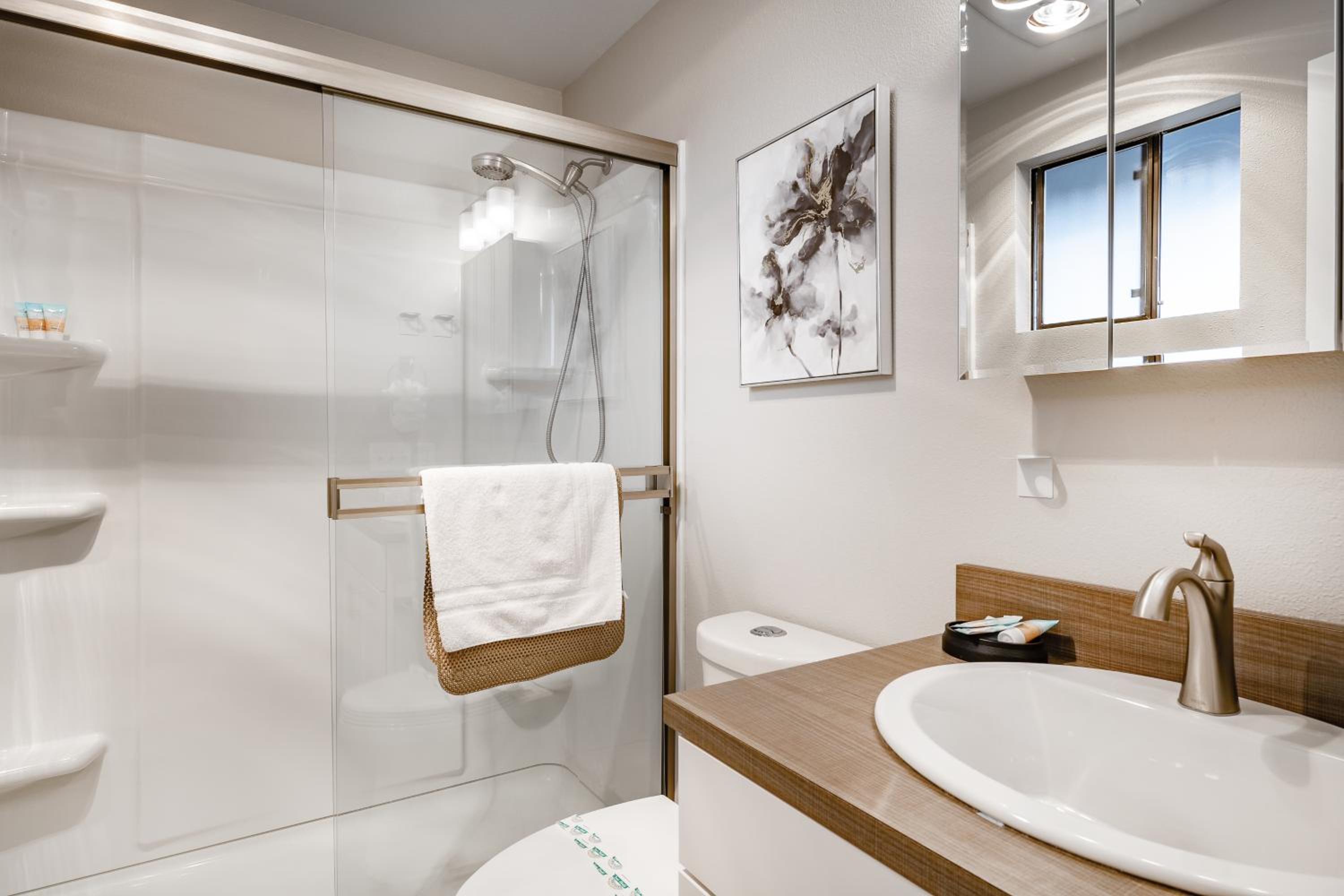 Modern Condo with Family-Friendly Hot Tub 102