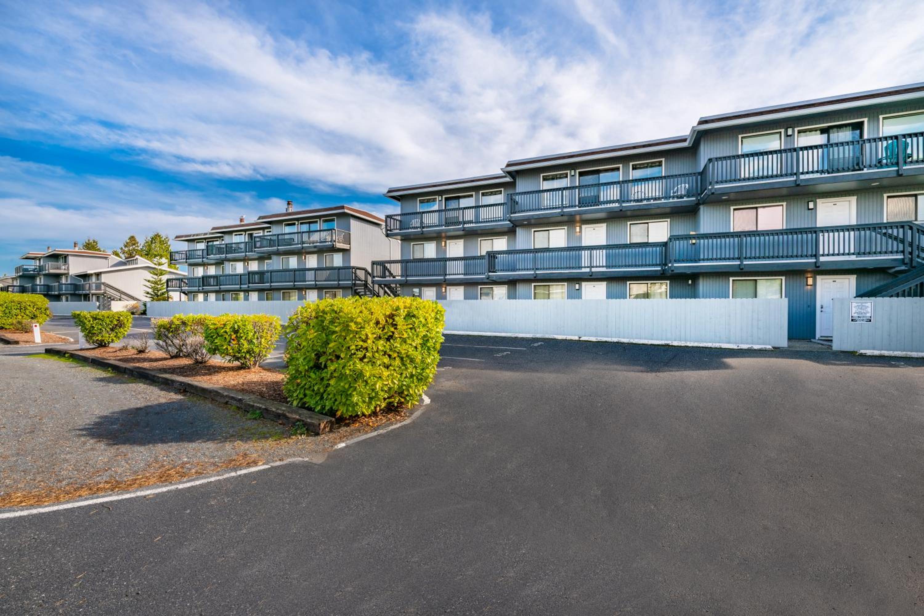 Modern Condo with Family-Friendly Hot Tub 102