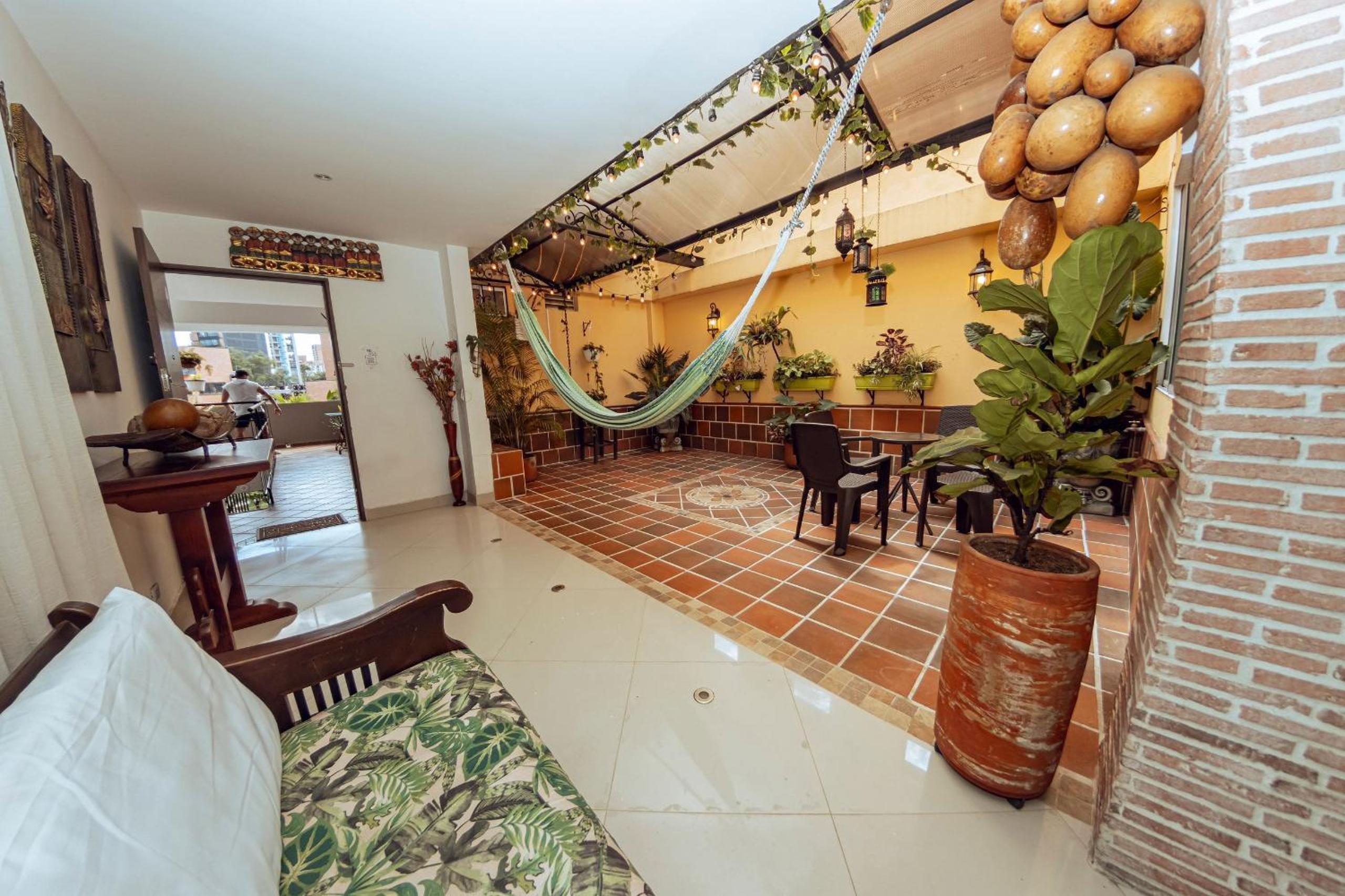 ED SANTO TOMAS LAURELES MEDELLIN