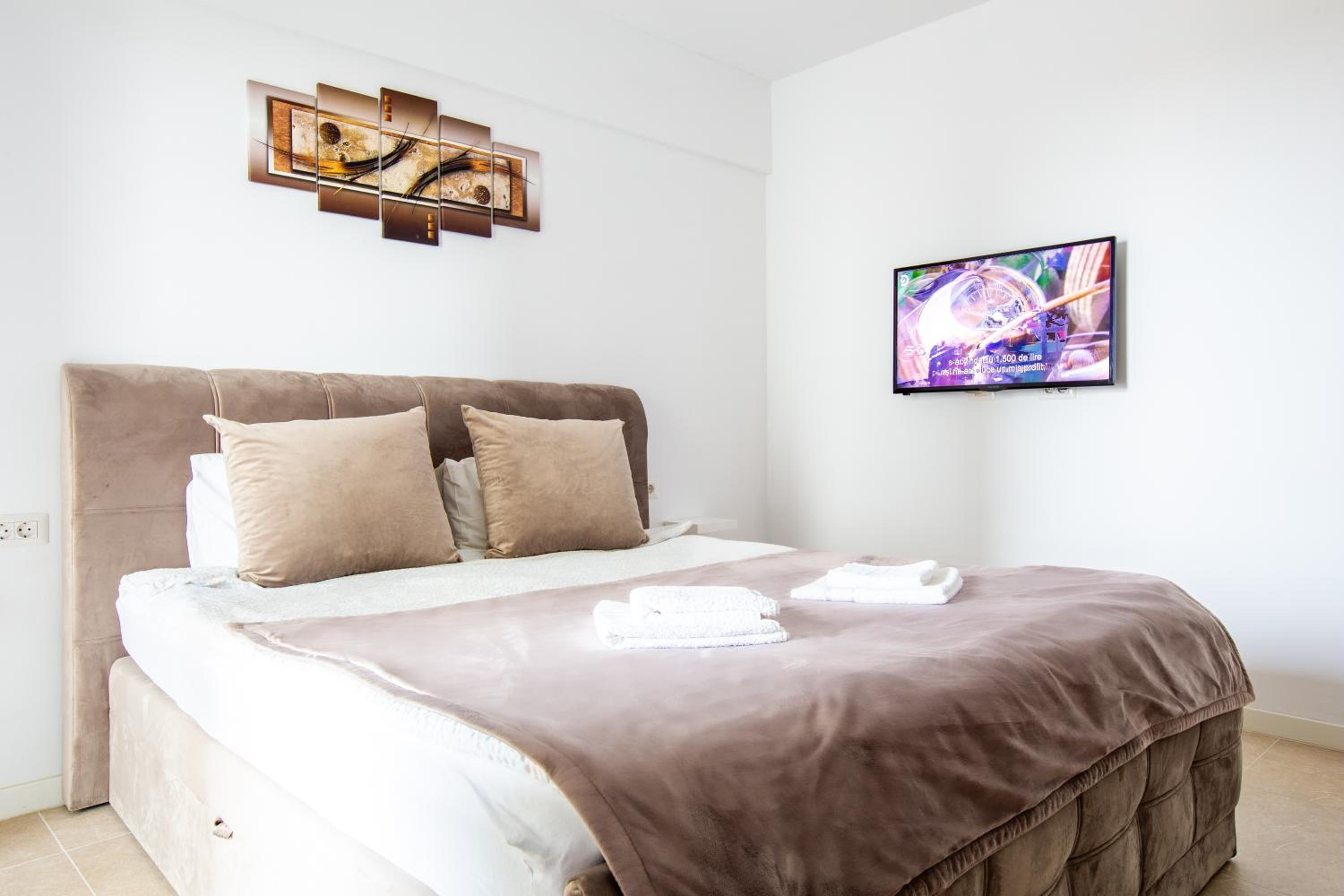 ATENEO - TREVI 2 ApArt Hotel, Modern DeLuxe Apartment with Big Terrace