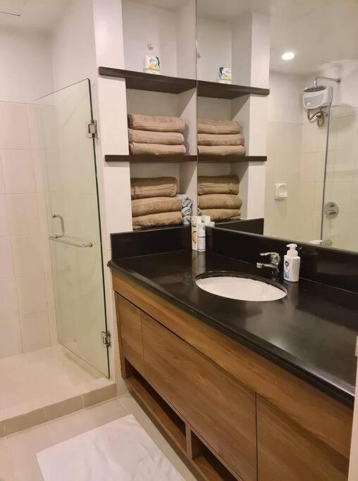3BR Elegant & Central Loc- Netflix, WiFi, MiniBar! view 3