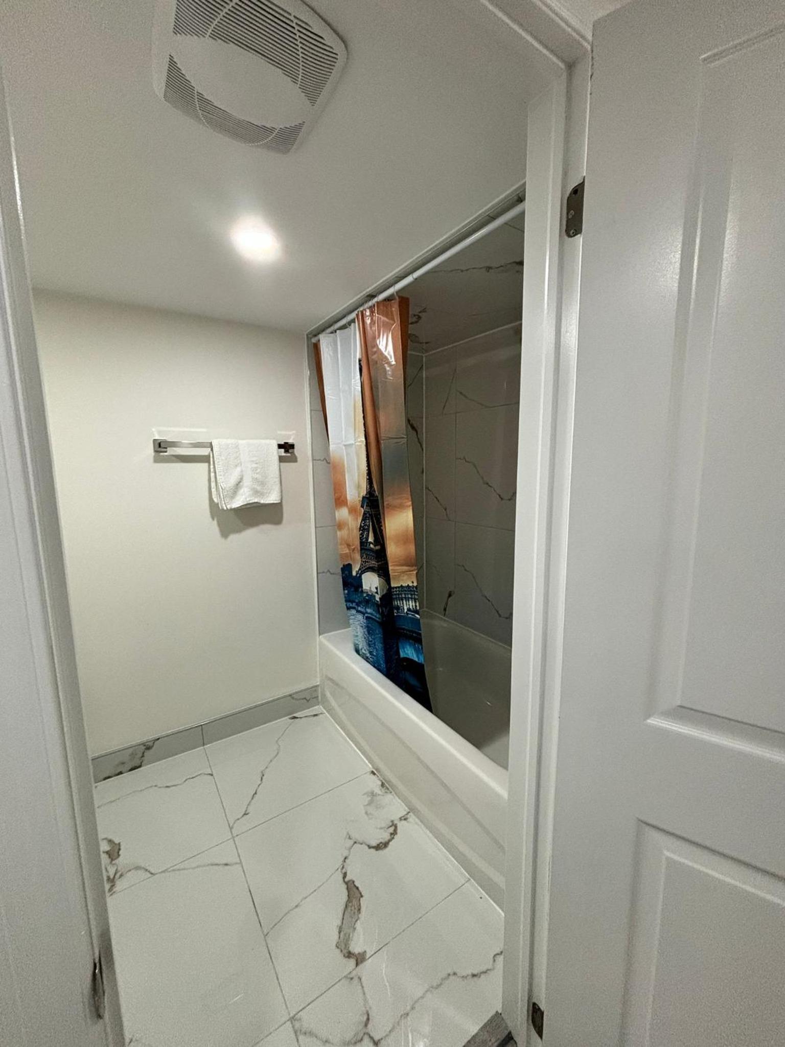 Bright Queen Room close to Sheridan College and Airport