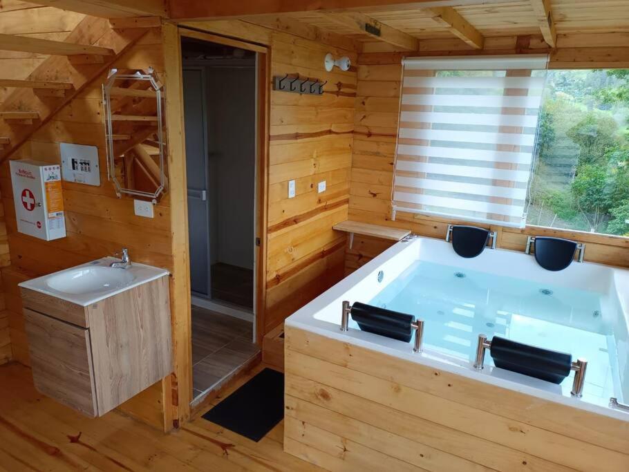 Ecocabañas B&B - Cabaña de lujo con jacuzzi privado cerca a termales