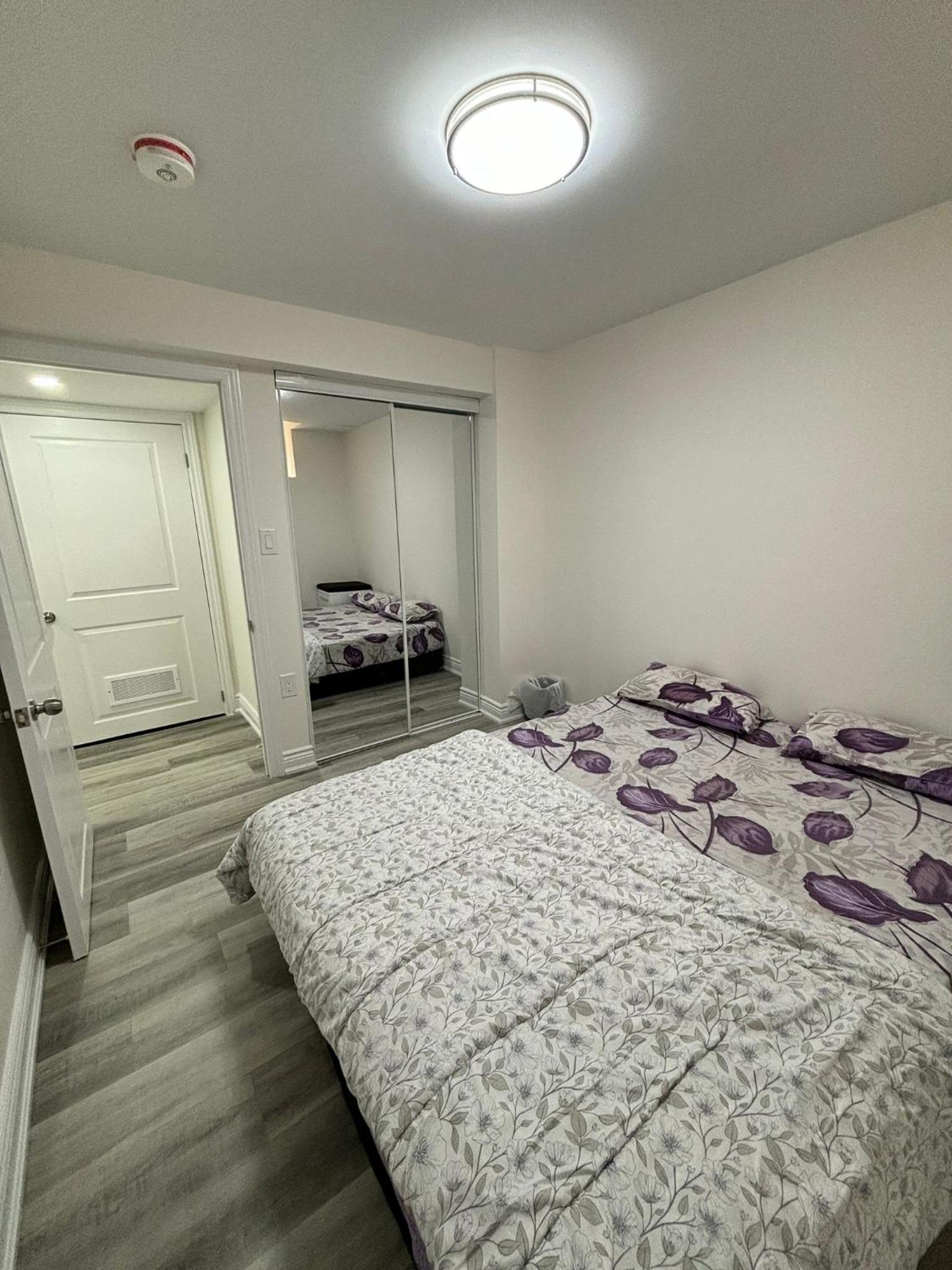 Bright Queen Room close to Sheridan College and Airport