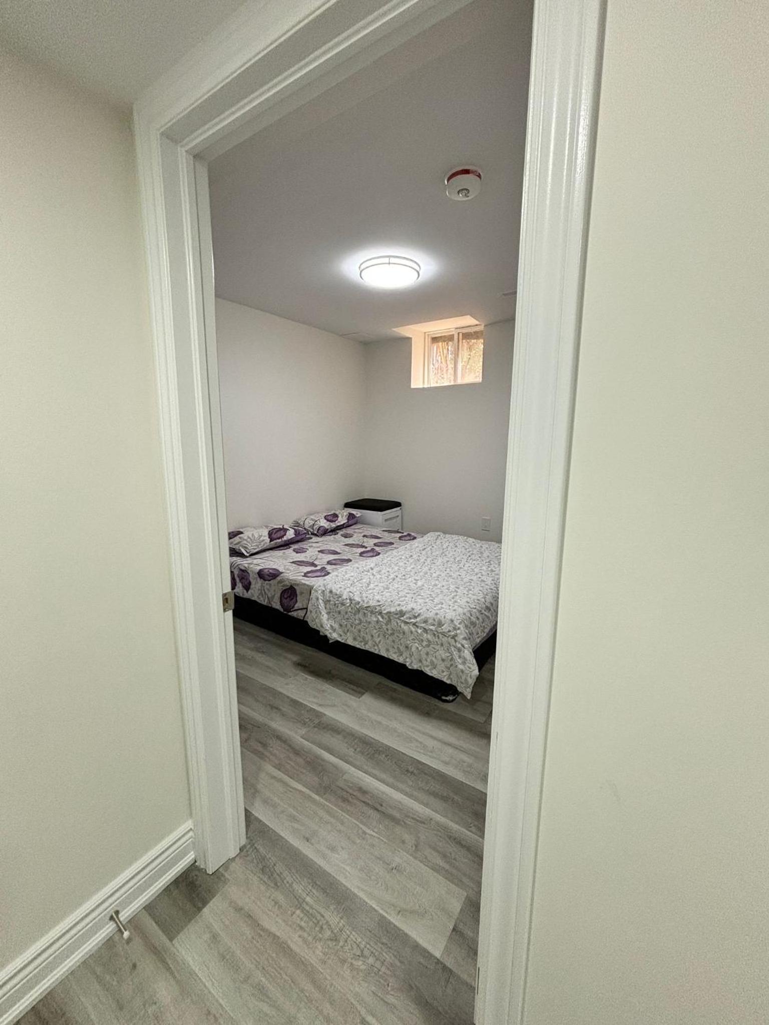 Bright Queen Room close to Sheridan College and Airport