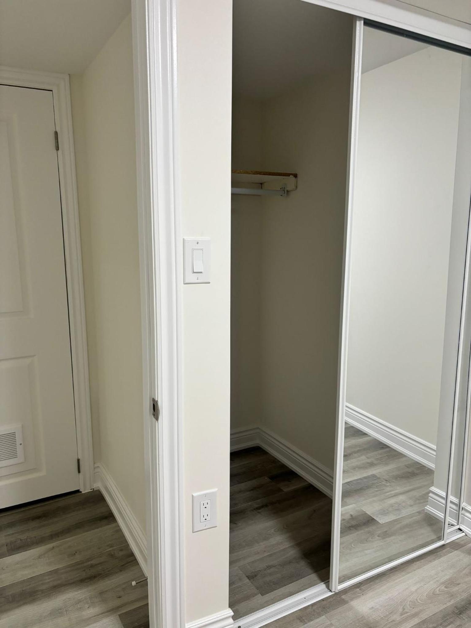 Bright Queen Room close to Sheridan College and Airport