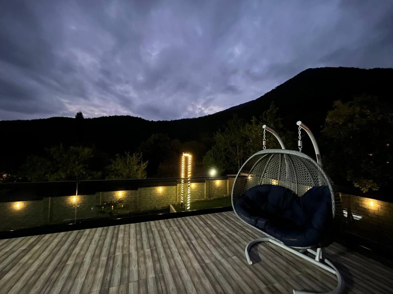 İndoor Hot Pool Mountain View Chalet