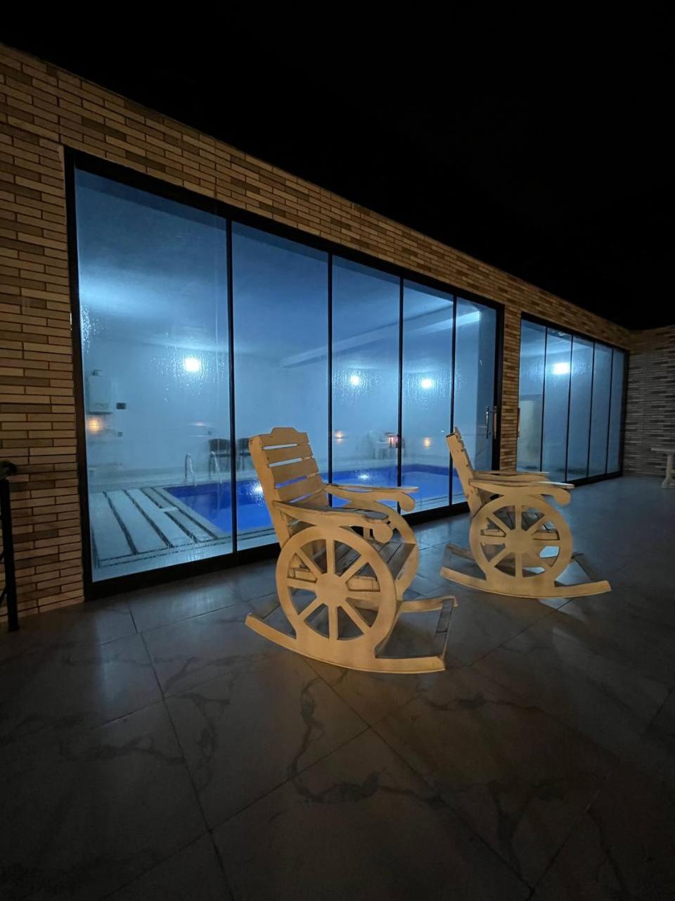 İndoor Hot Pool Mountain View Chalet