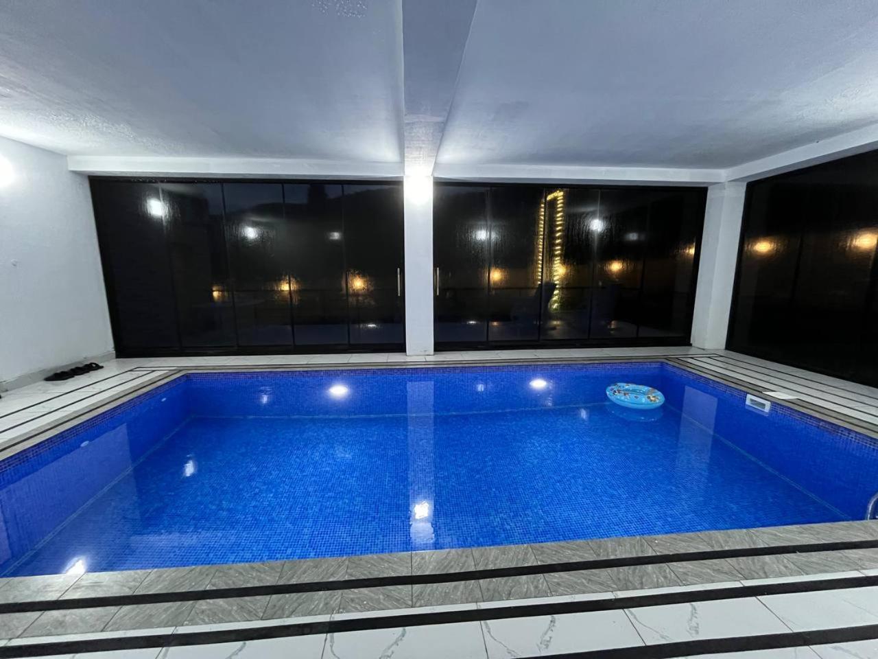 İndoor Hot Pool Mountain View Chalet