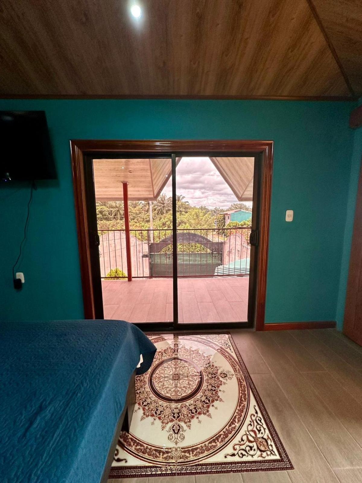 Hospedaje Nacho y Ale 1, con 3 AC, Paso Canoas, CR