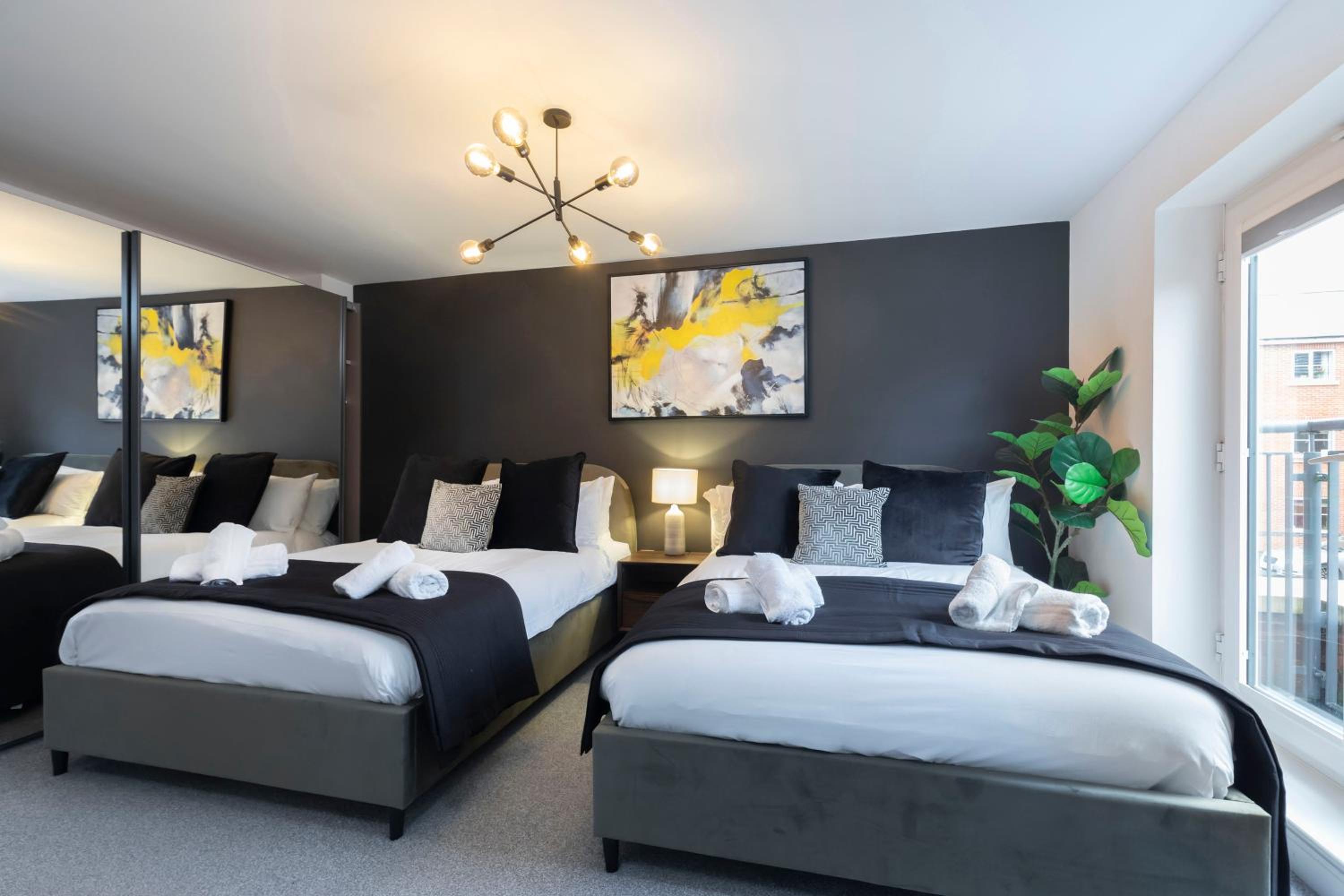 Modern 4 Bed 3 Bath Home Close to the Town Centre view 4
