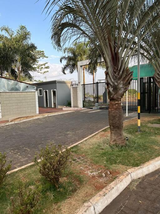 Apto térreo 10 min Uberlândia Shopping c ar condicionado, com garagem