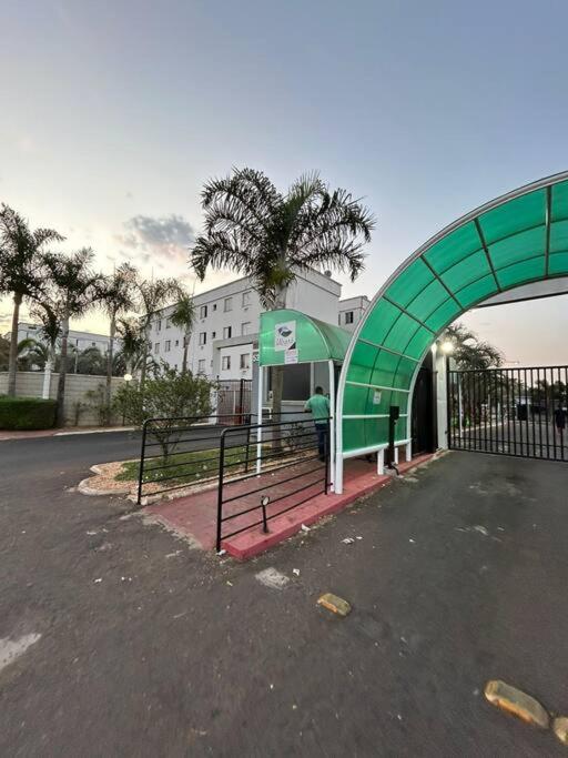 Apto térreo 10 min Uberlândia Shopping c ar condicionado, com garagem