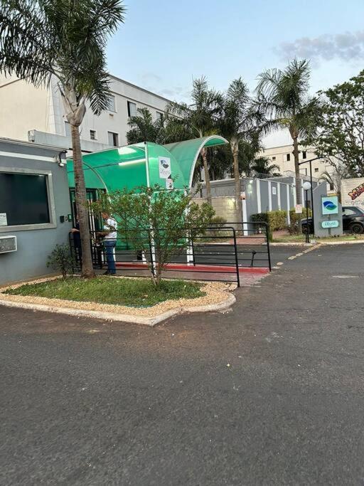 Apto térreo 10 min Uberlândia Shopping c ar condicionado, com garagem