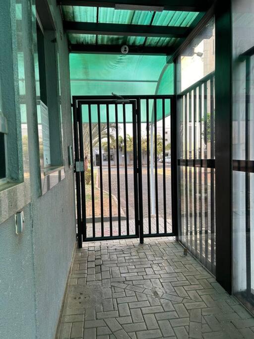 Apto térreo 10 min Uberlândia Shopping c ar condicionado, com garagem
