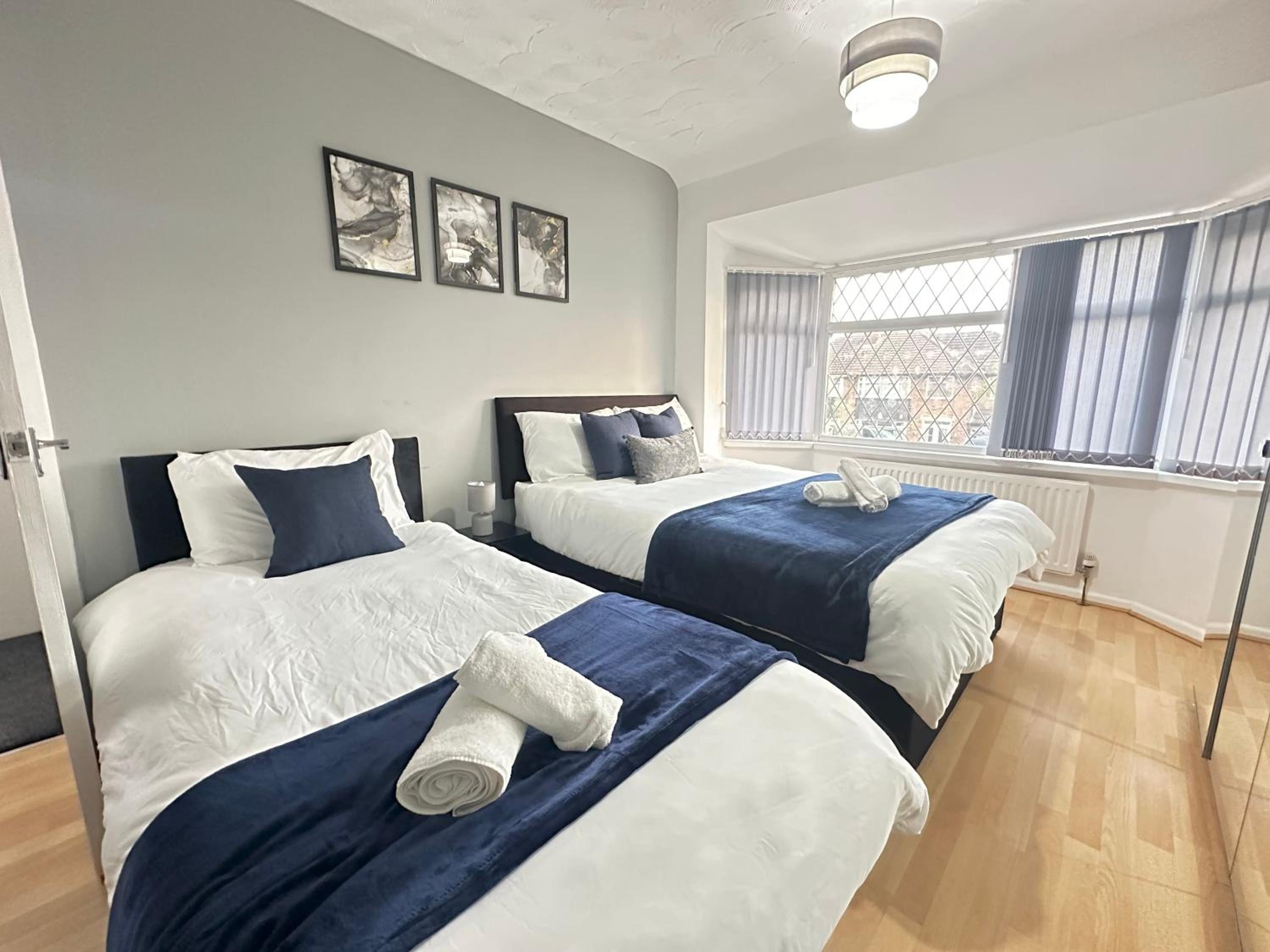 Spacious 3 BDR By Avalora Short Lets & Serviced Accommodation Queensway With Big Garden, Near Train Station, Airport & Large Driveway view 4