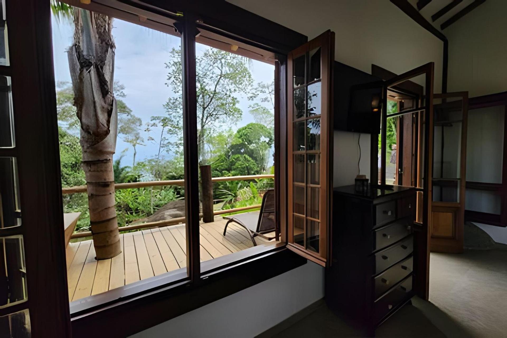 Bangalô com vista e piscina natural em Flechas