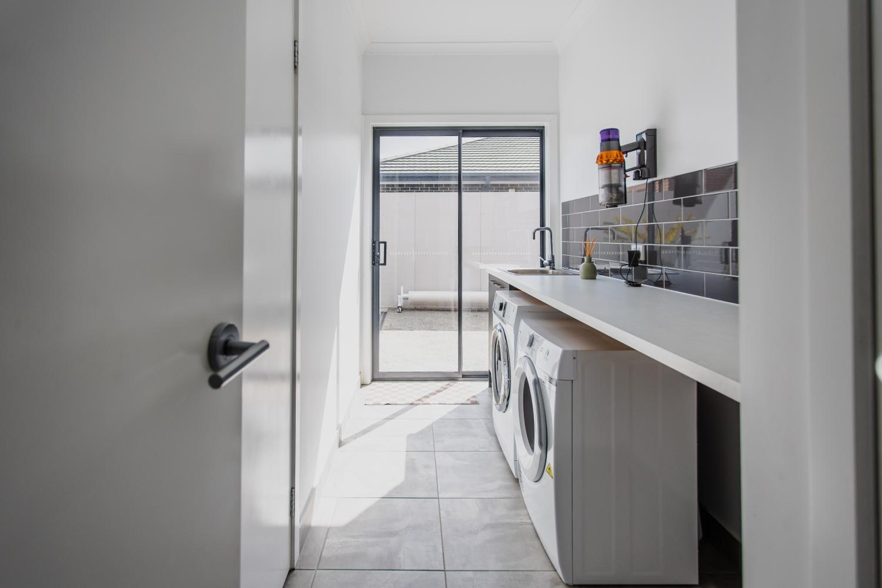 Coasty HEATED pool pet friendly home theatre 4 bedroom sleeping 8 Close to Barwon Heads Torquay Geelong Golf and Wedding venues