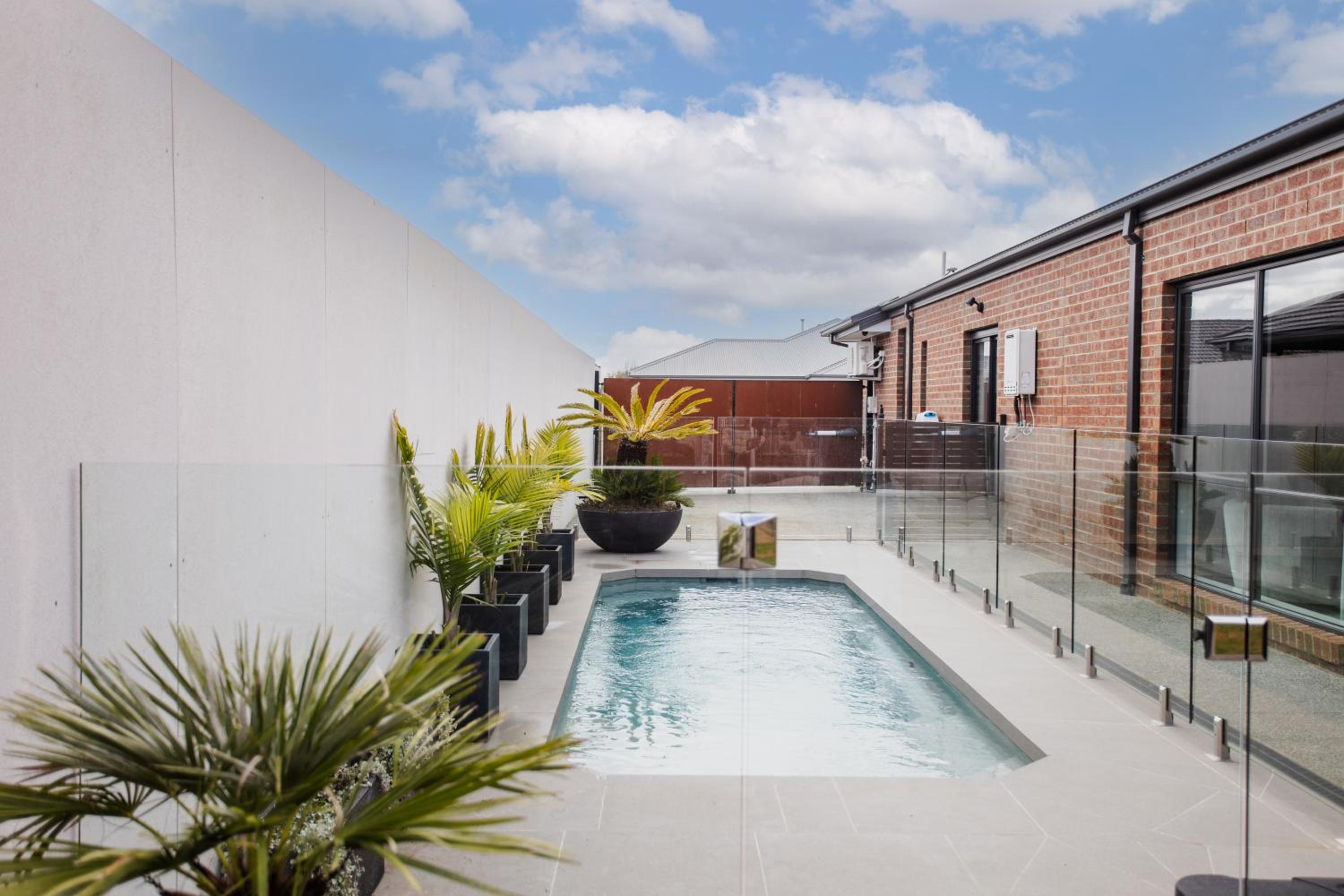 Coasty HEATED pool pet friendly home theatre 4 bedroom sleeping 8 Close to Barwon Heads Torquay Geelong Golf and Wedding venues