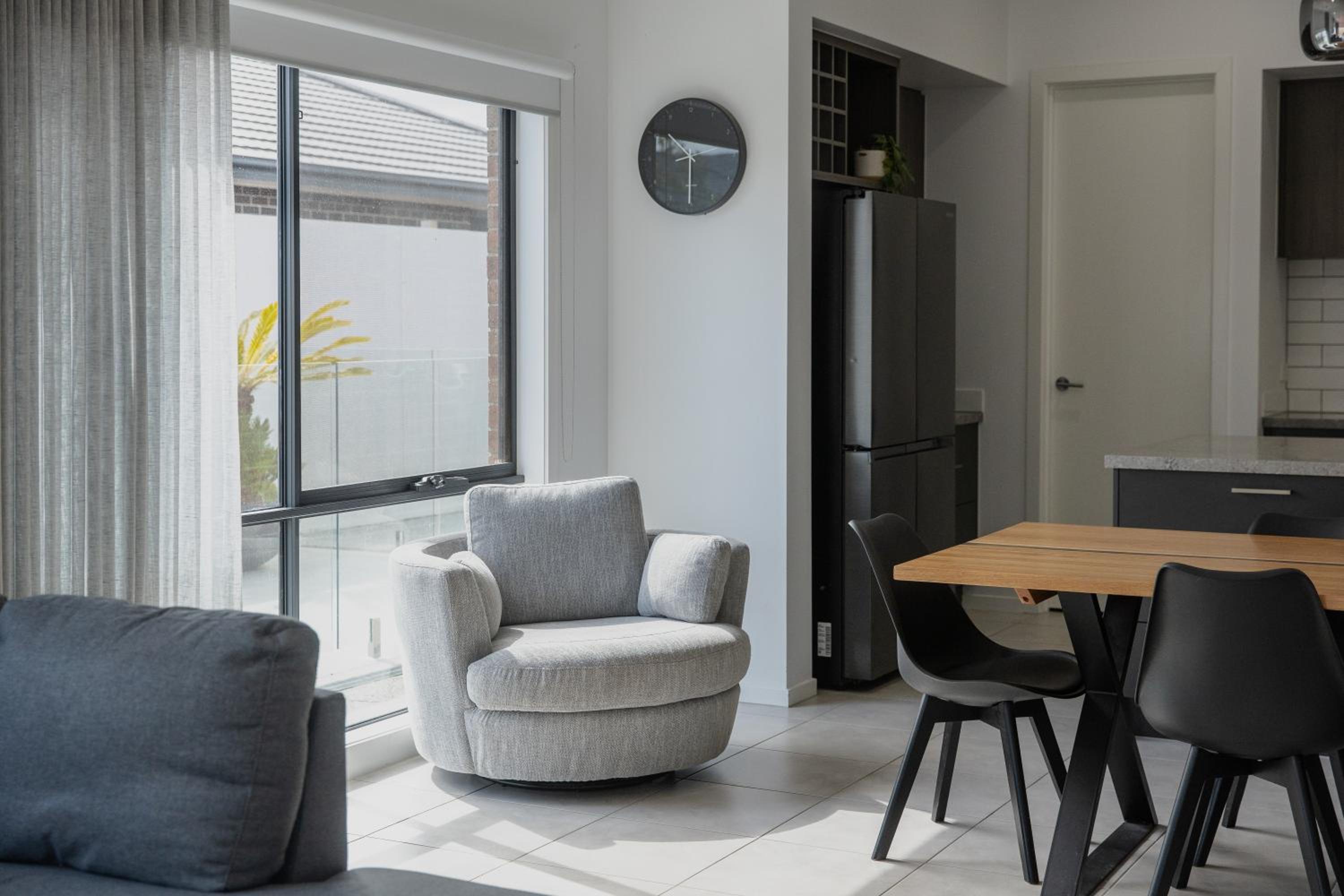 Coasty HEATED pool pet friendly home theatre 4 bedroom sleeping 8 Close to Barwon Heads Torquay Geelong Golf and Wedding venues