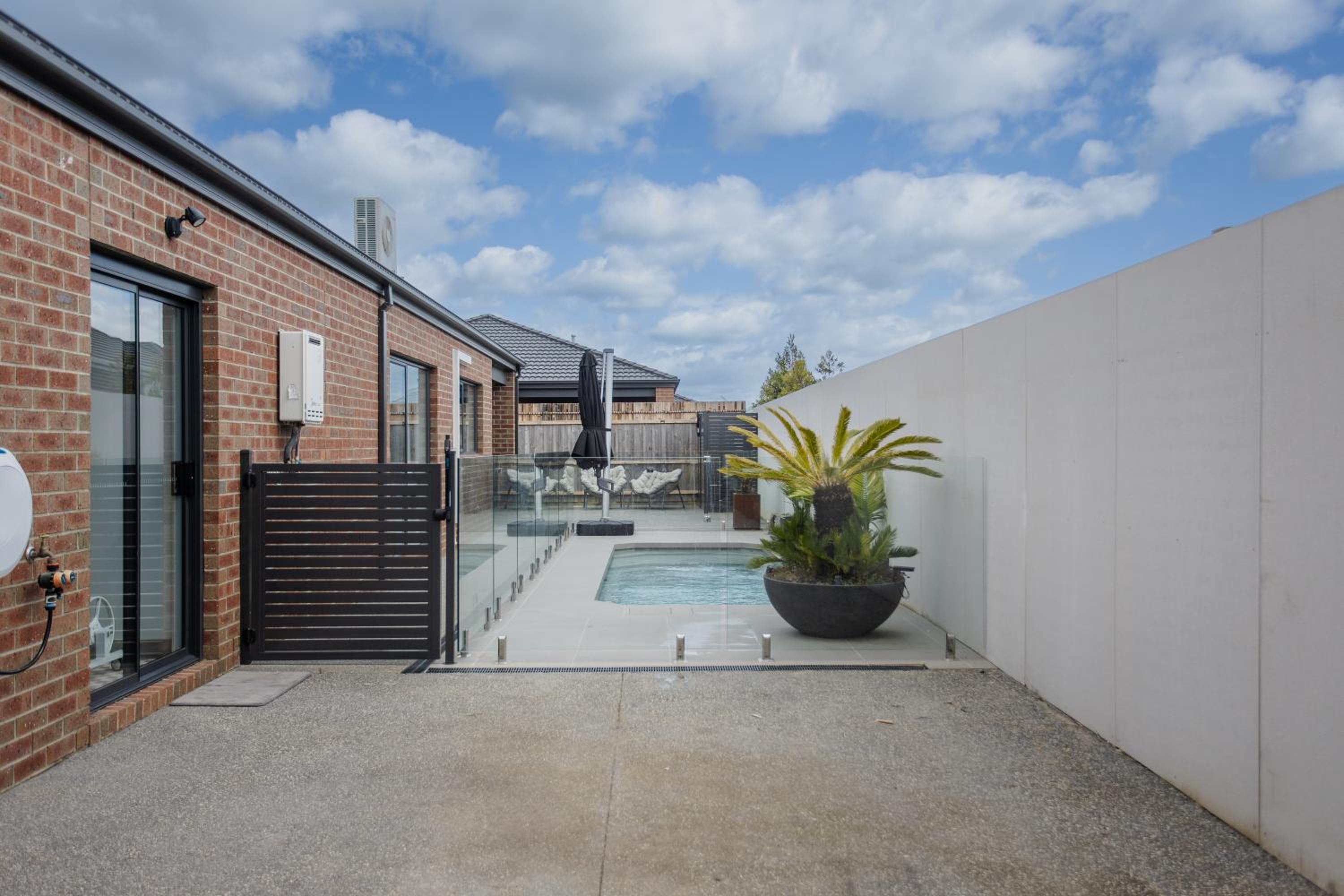 Coasty HEATED pool pet friendly home theatre 4 bedroom sleeping 8 Close to Barwon Heads Torquay Geelong Golf and Wedding venues