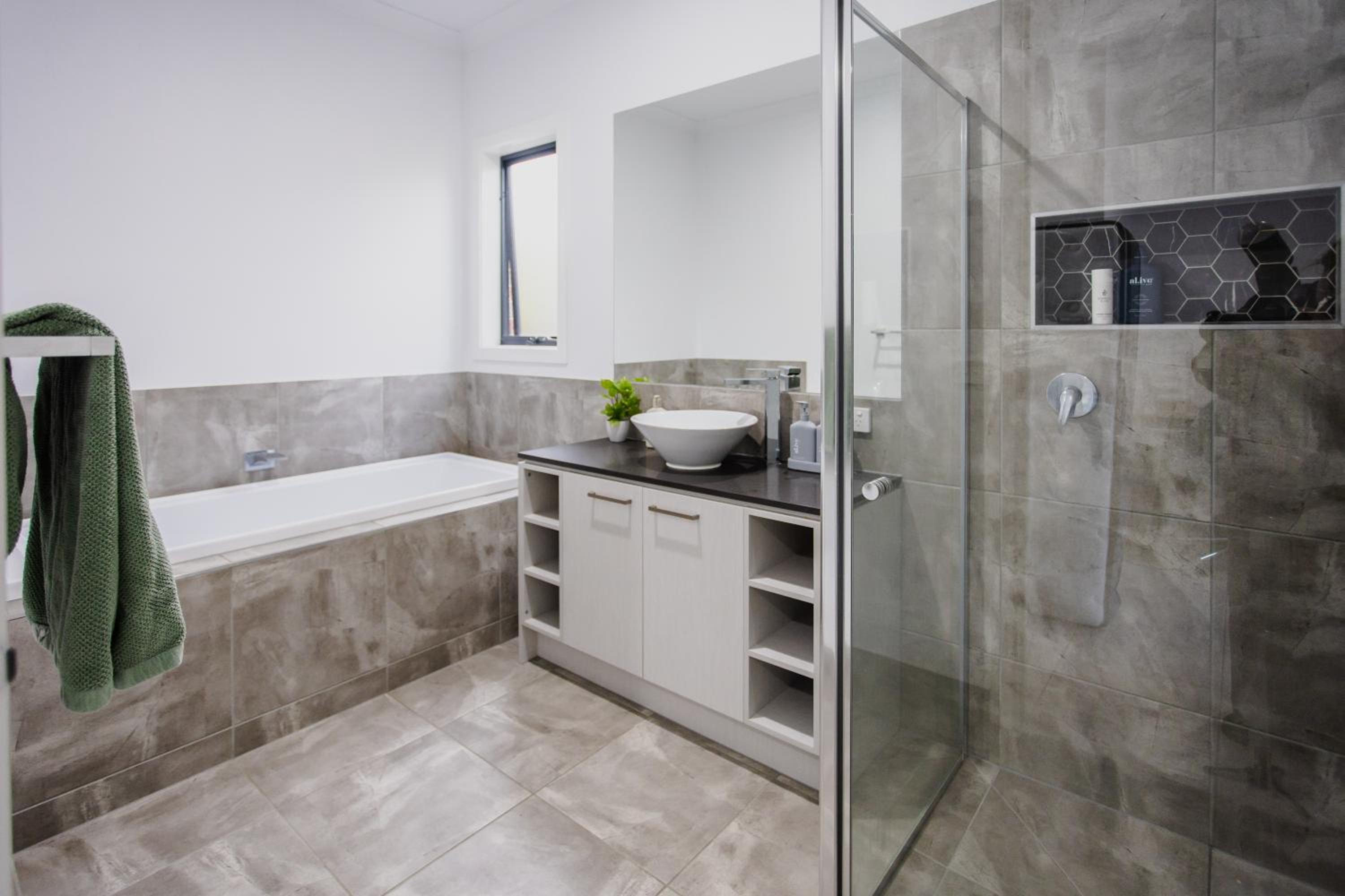 Coasty HEATED pool pet friendly home theatre 4 bedroom sleeping 8 Close to Barwon Heads Torquay Geelong Golf and Wedding venues