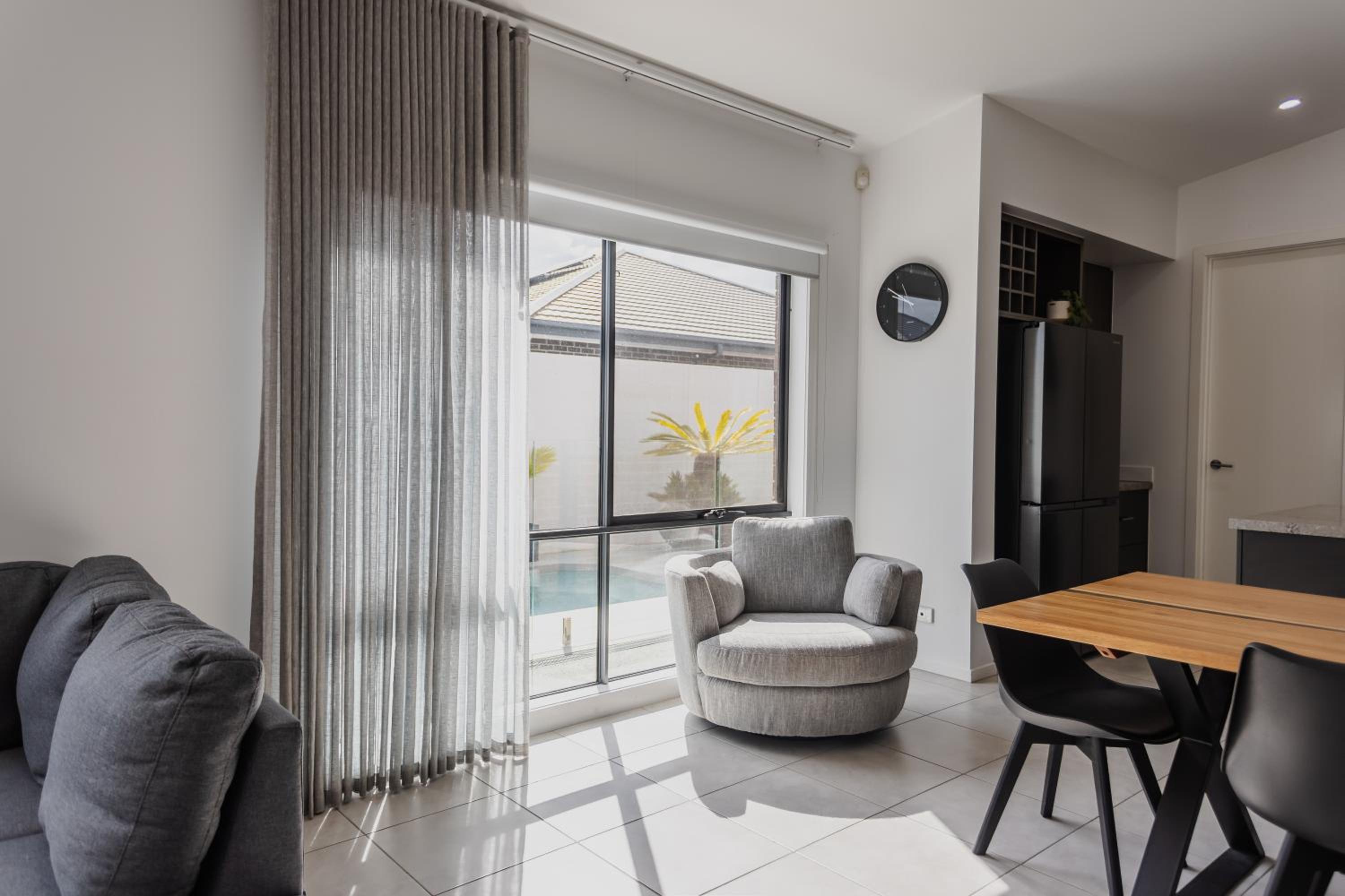 Coasty HEATED pool pet friendly home theatre 4 bedroom sleeping 8 Close to Barwon Heads Torquay Geelong Golf and Wedding venues