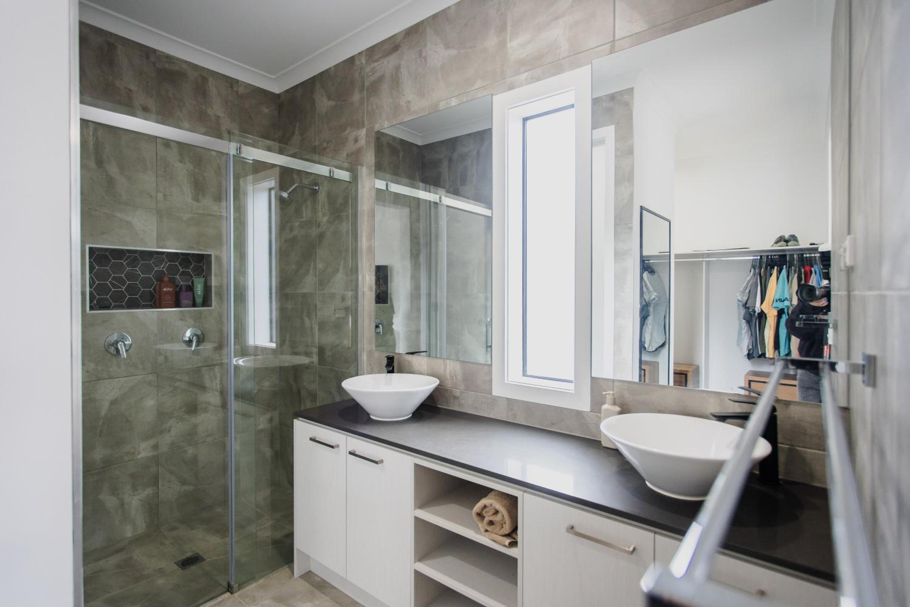 Coasty HEATED pool pet friendly home theatre 4 bedroom sleeping 8 Close to Barwon Heads Torquay Geelong Golf and Wedding venues