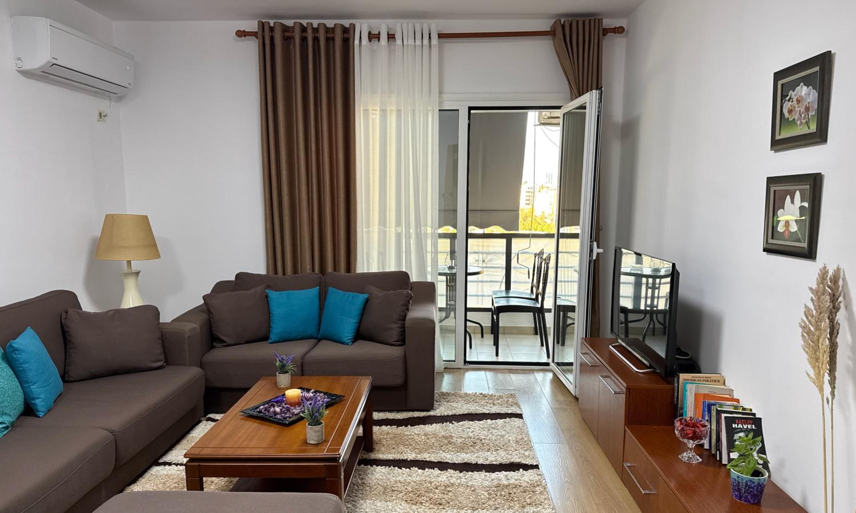 City View Apartment by Lake