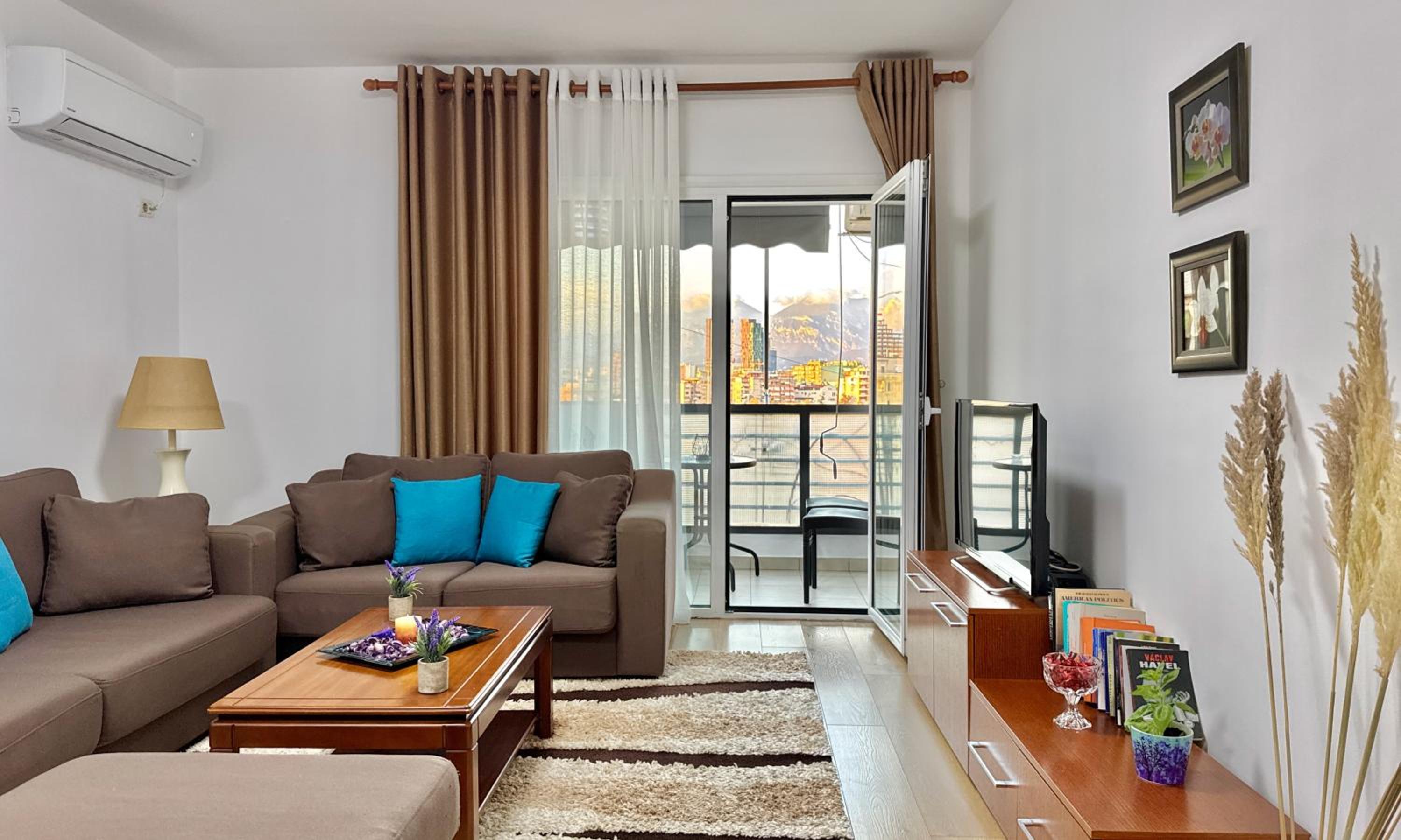 City View Apartment by Lake