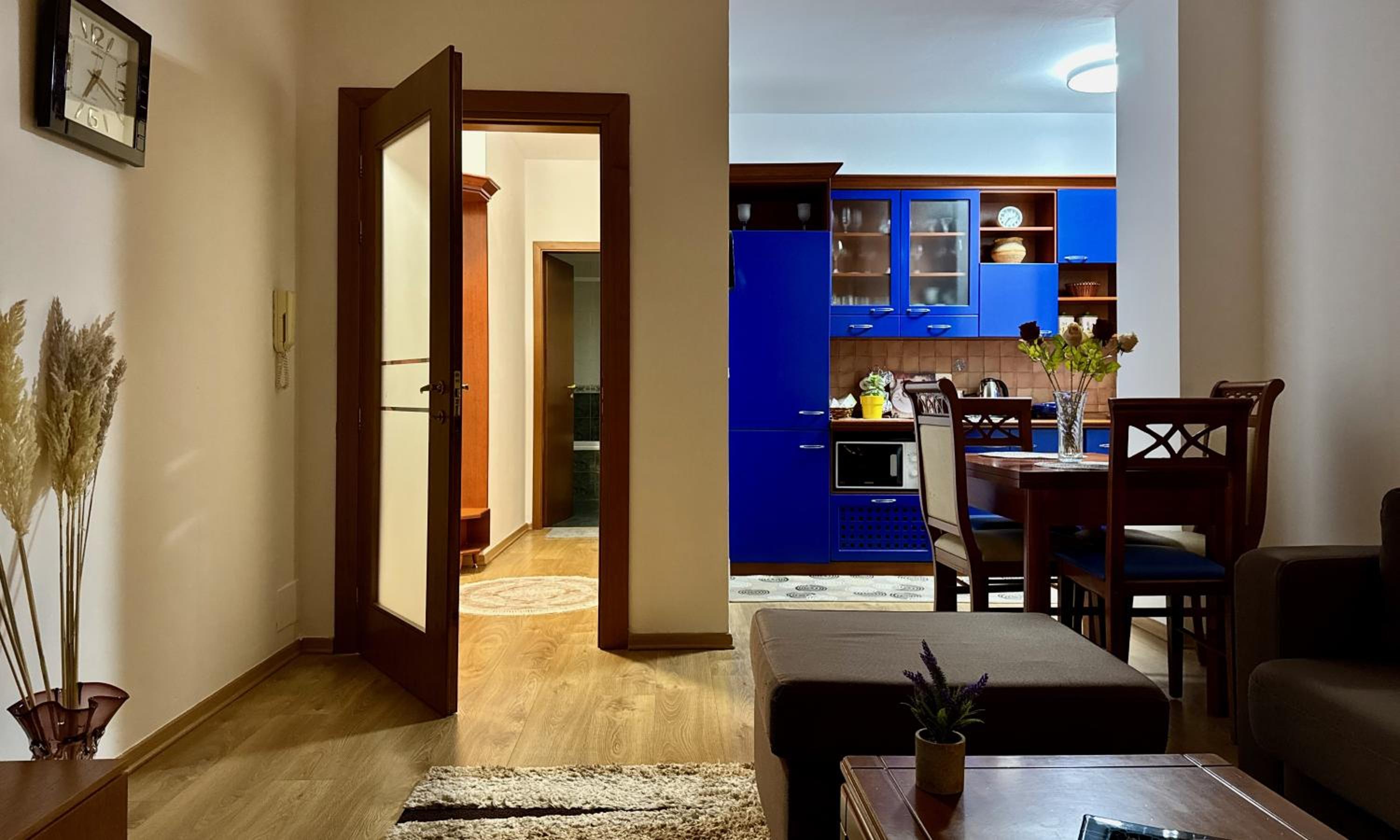 City View Apartment by Lake