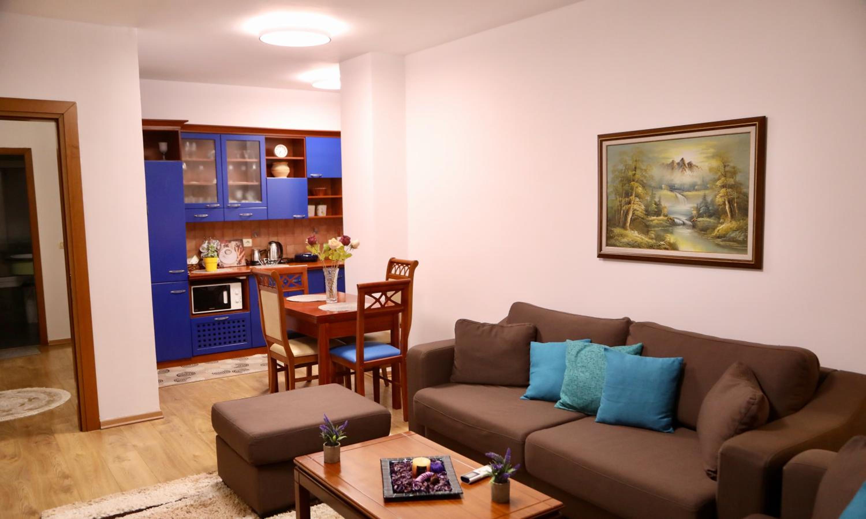 City View Apartment by Lake