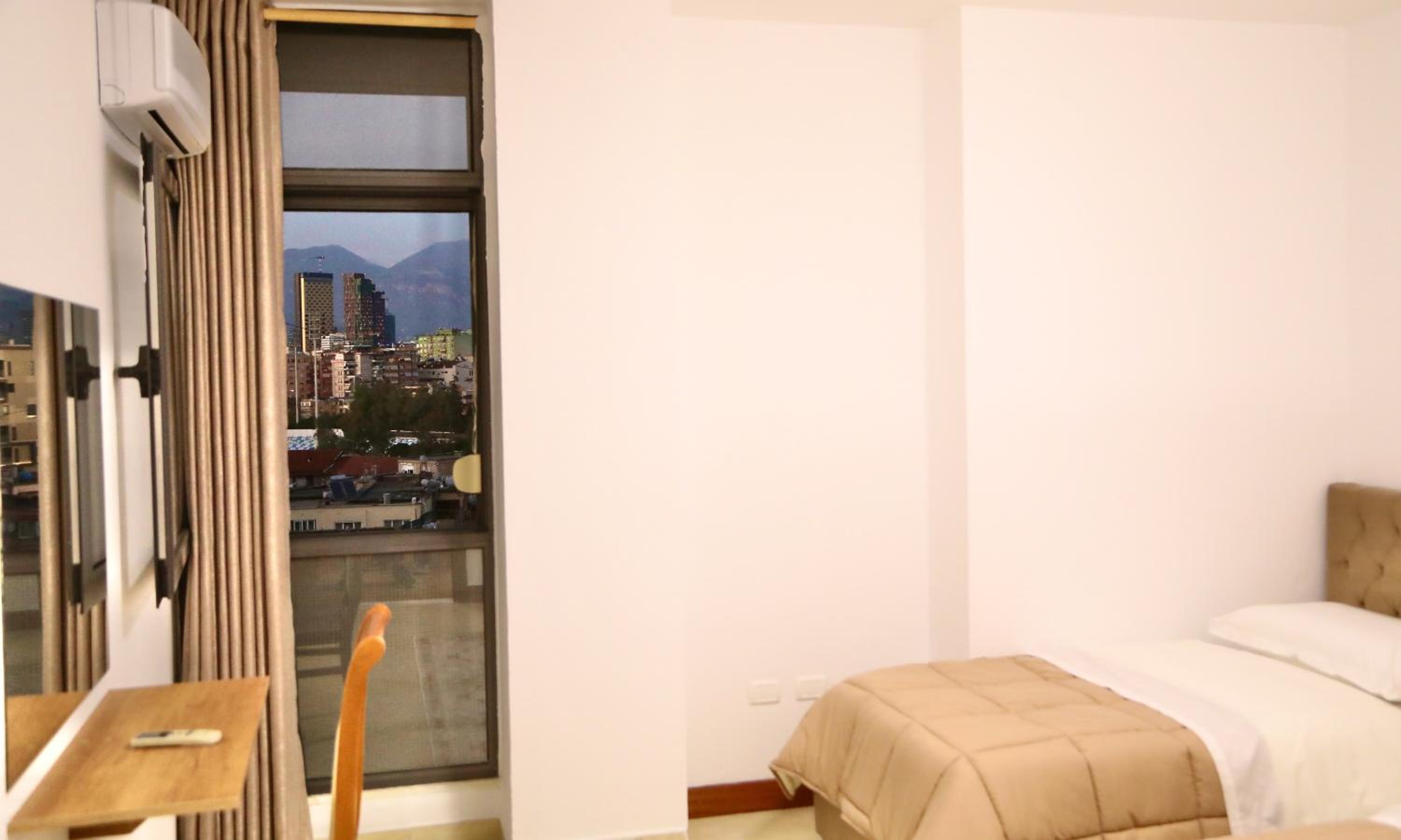 City View Apartment by Lake