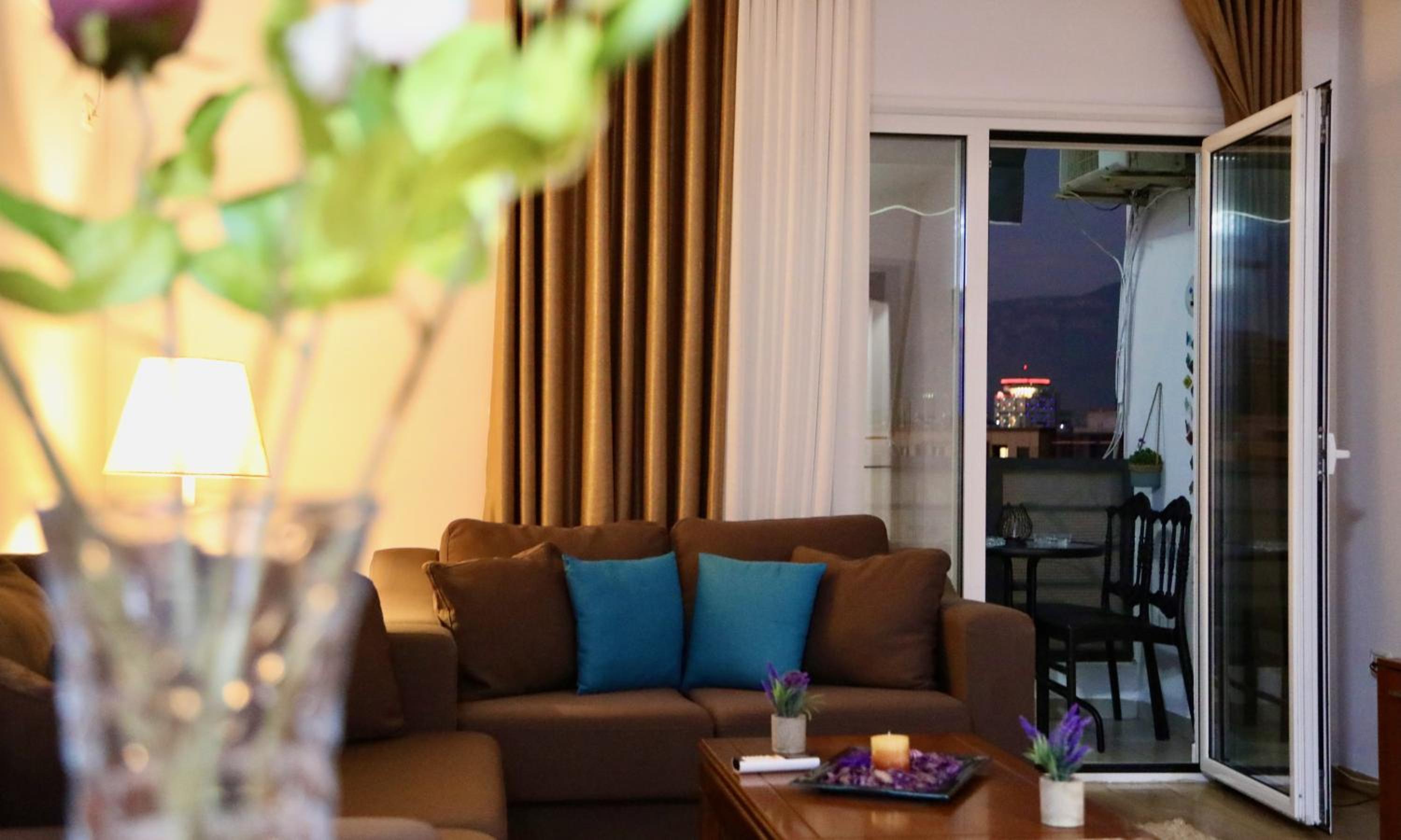 City View Apartment by Lake