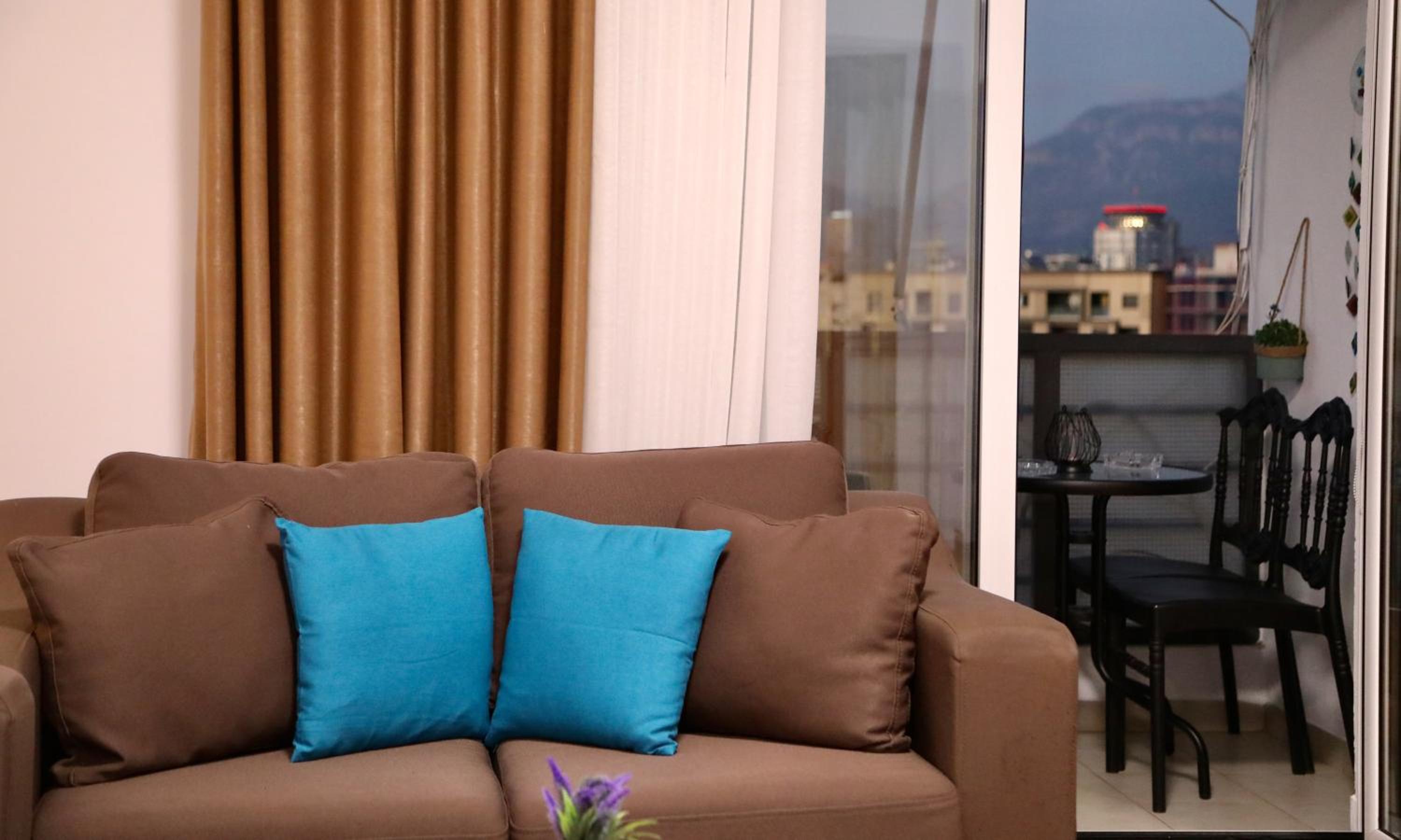 City View Apartment by Lake